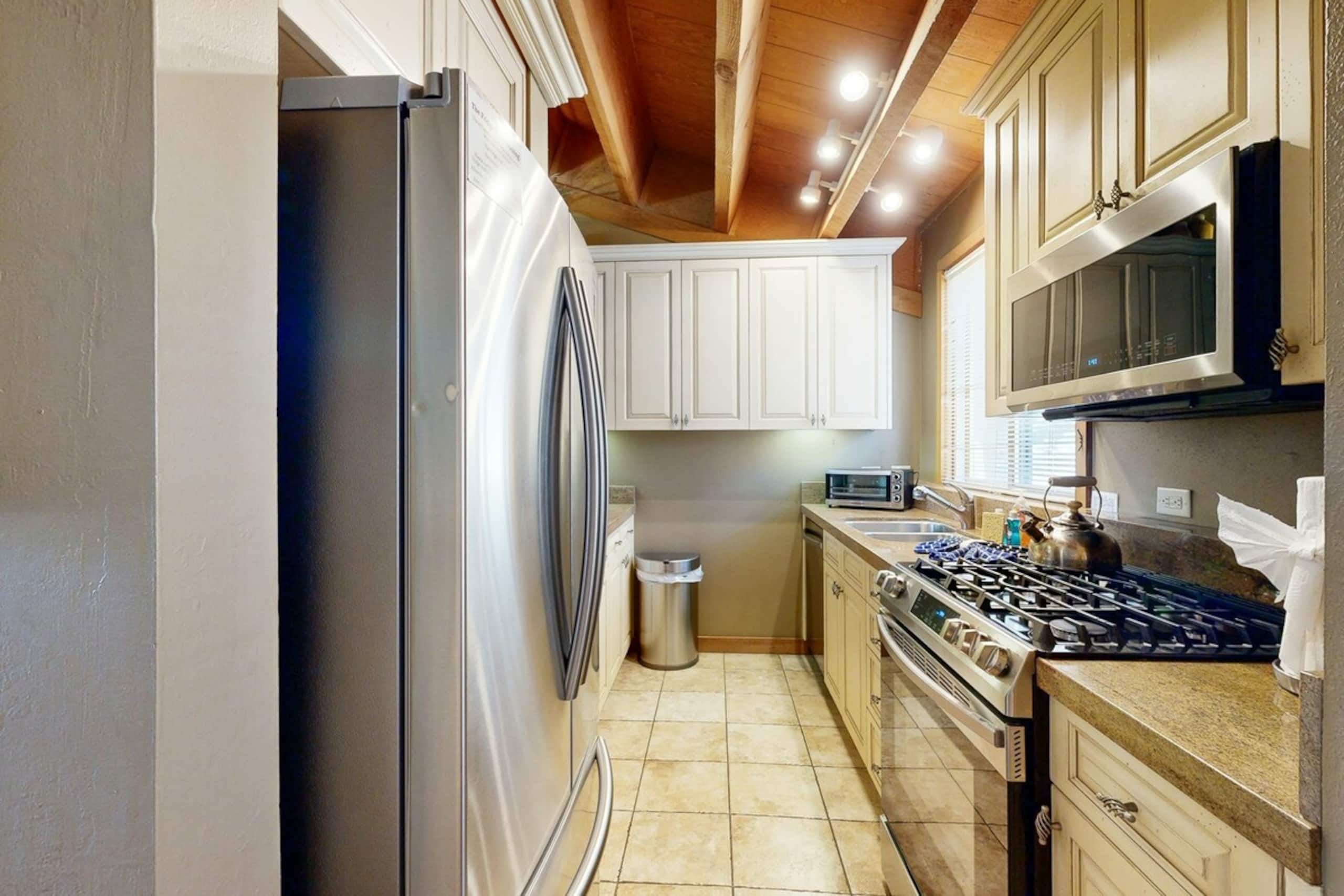 Sophisticated 2BR Mountainview, Balcony, Pool - Photo 6