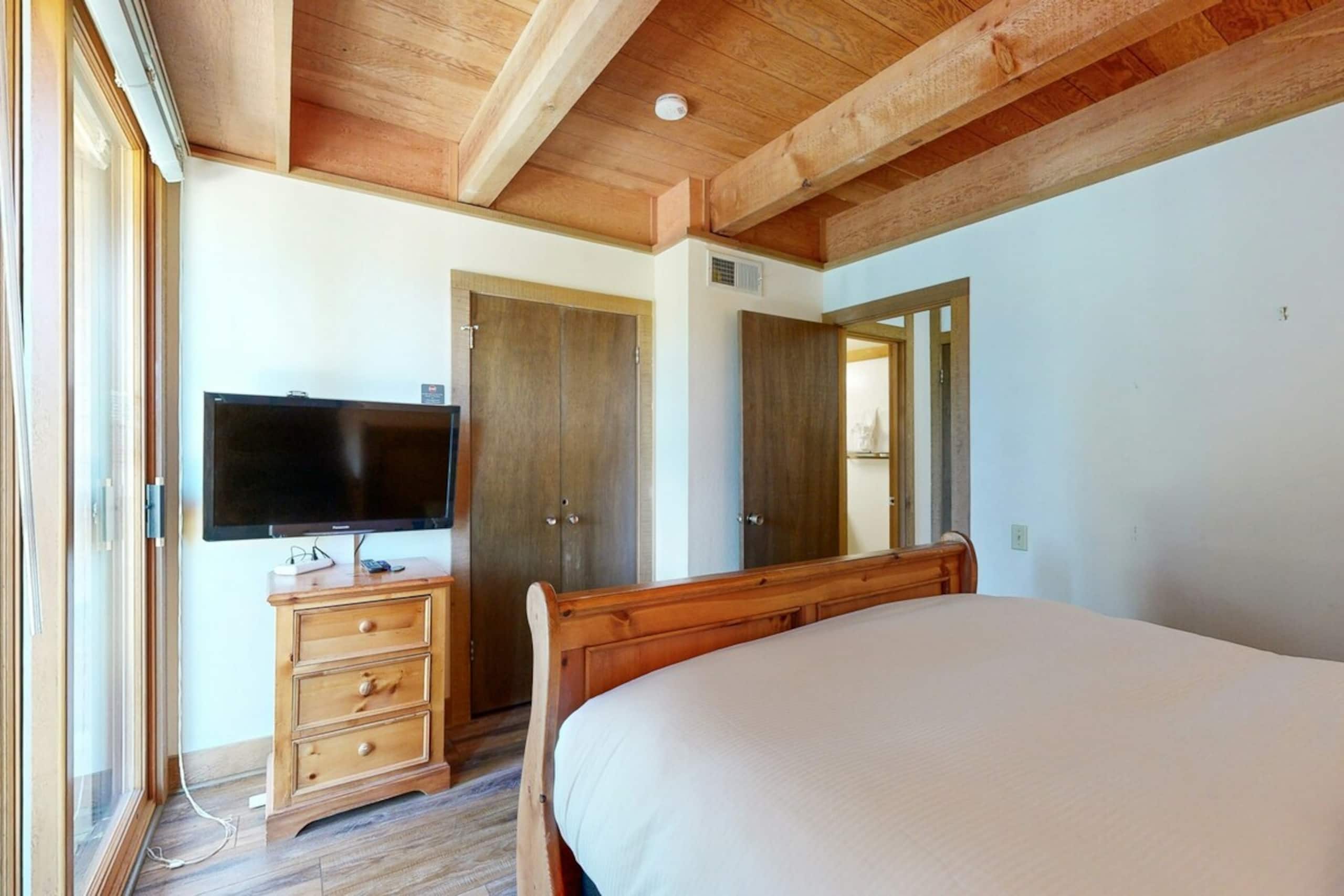 Sophisticated 2BR Mountainview, Balcony, Pool - Photo 12