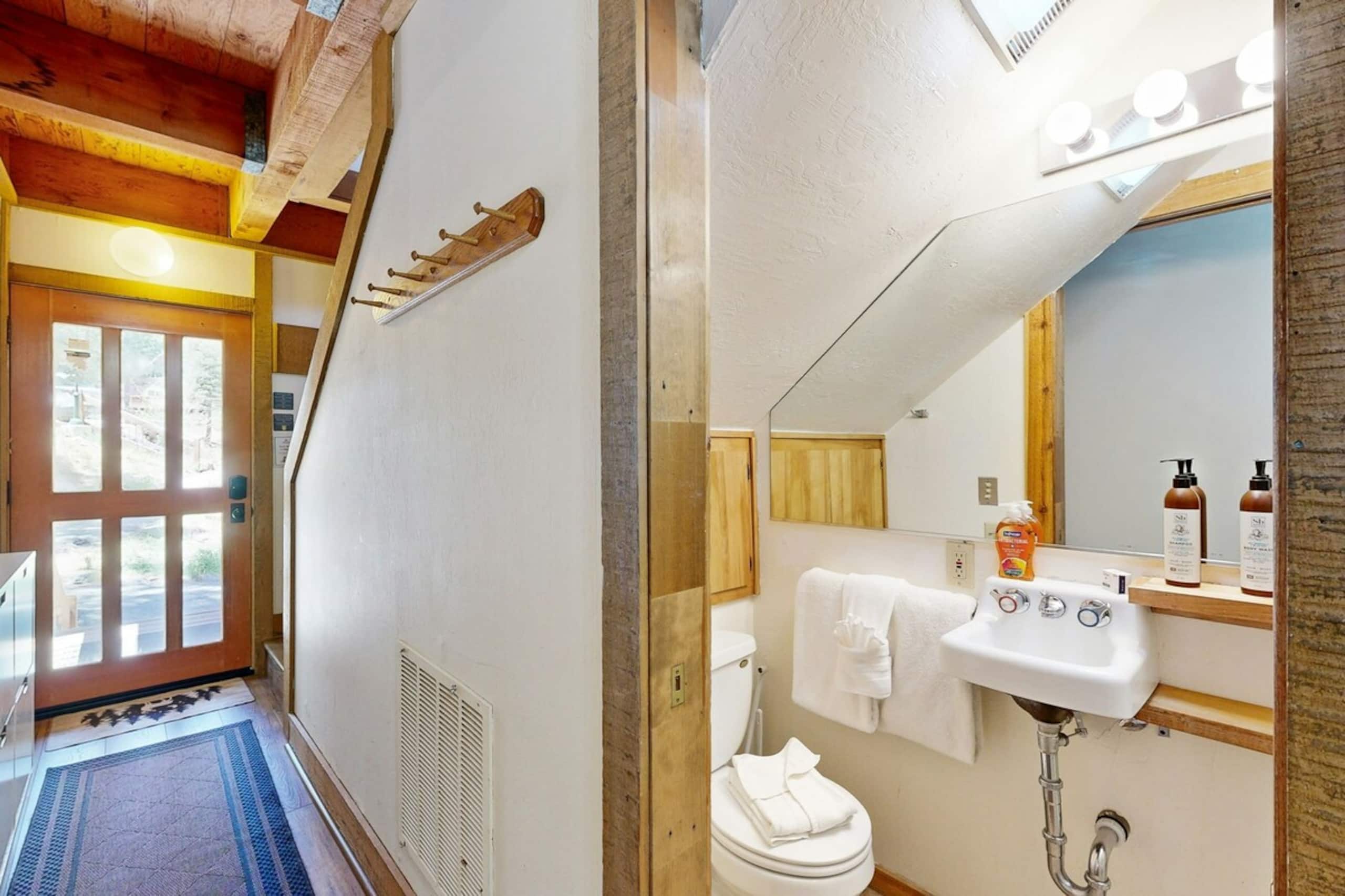 Sophisticated 2BR Mountainview, Balcony, Pool - Photo 13