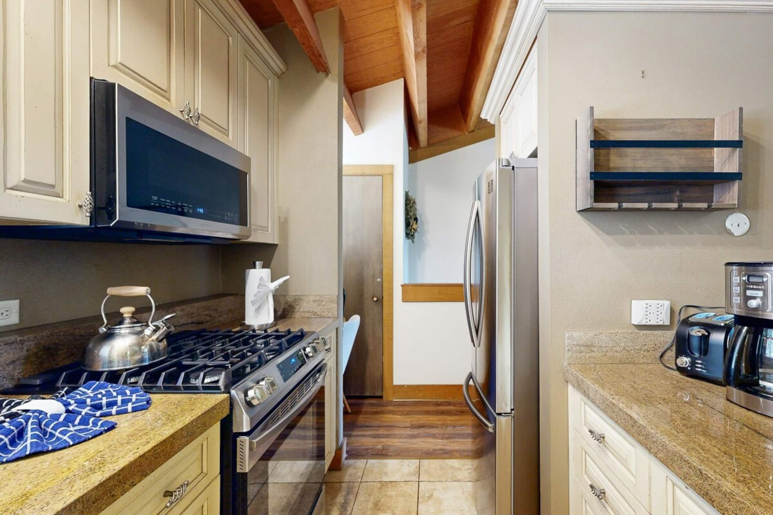 Sophisticated 2BR Mountainview, Balcony, Pool - Photo 7