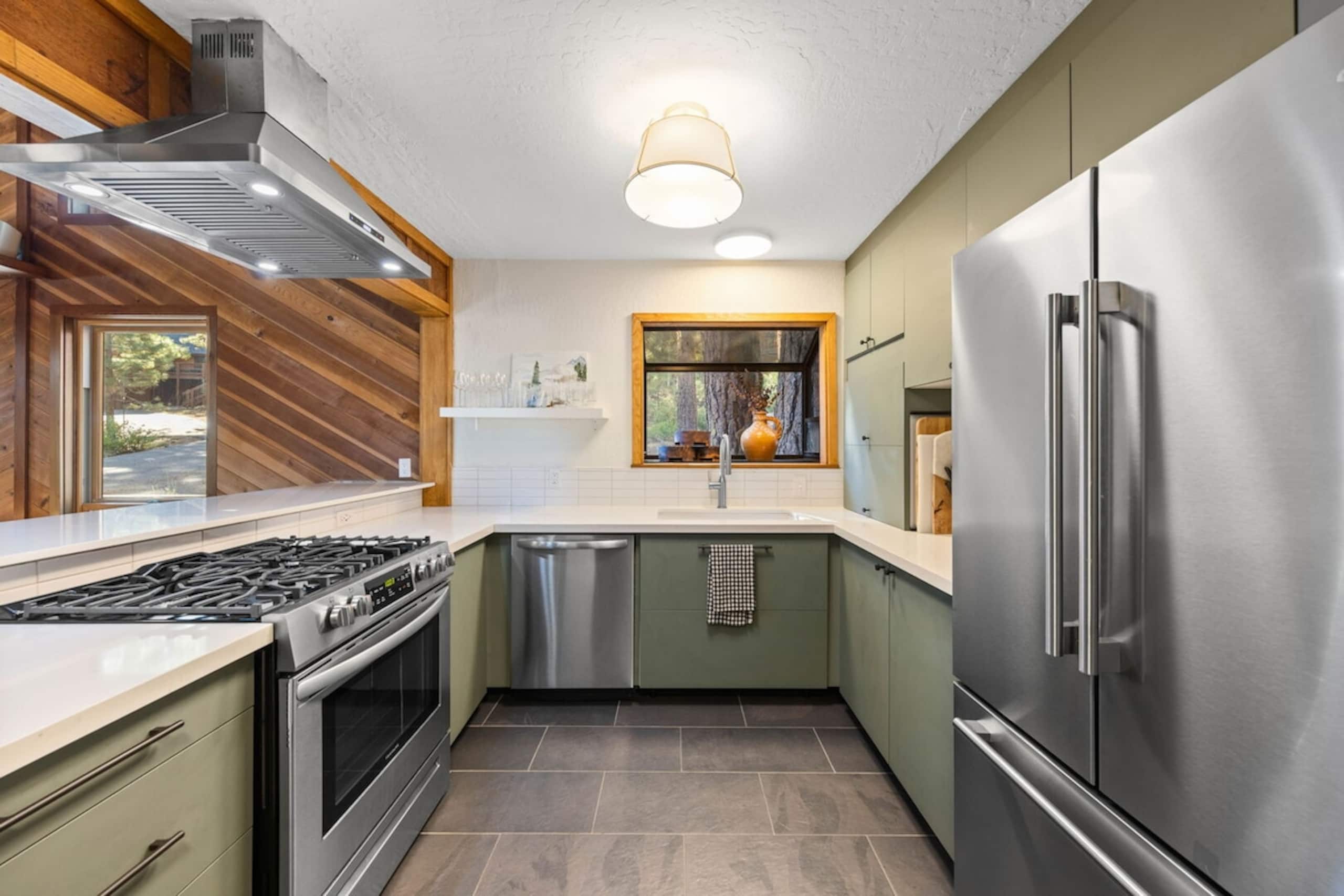 Sleeping Bear Lodge- 3BR Cabin- Sk Shuttle-Pets OK - Photo 10