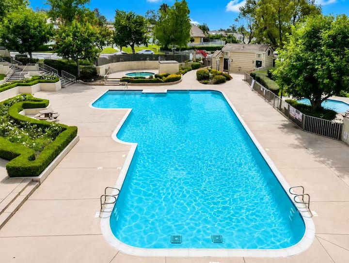 Newly Renovated 4br | Pool & Hot Tub Access - Rancho Cucamonga