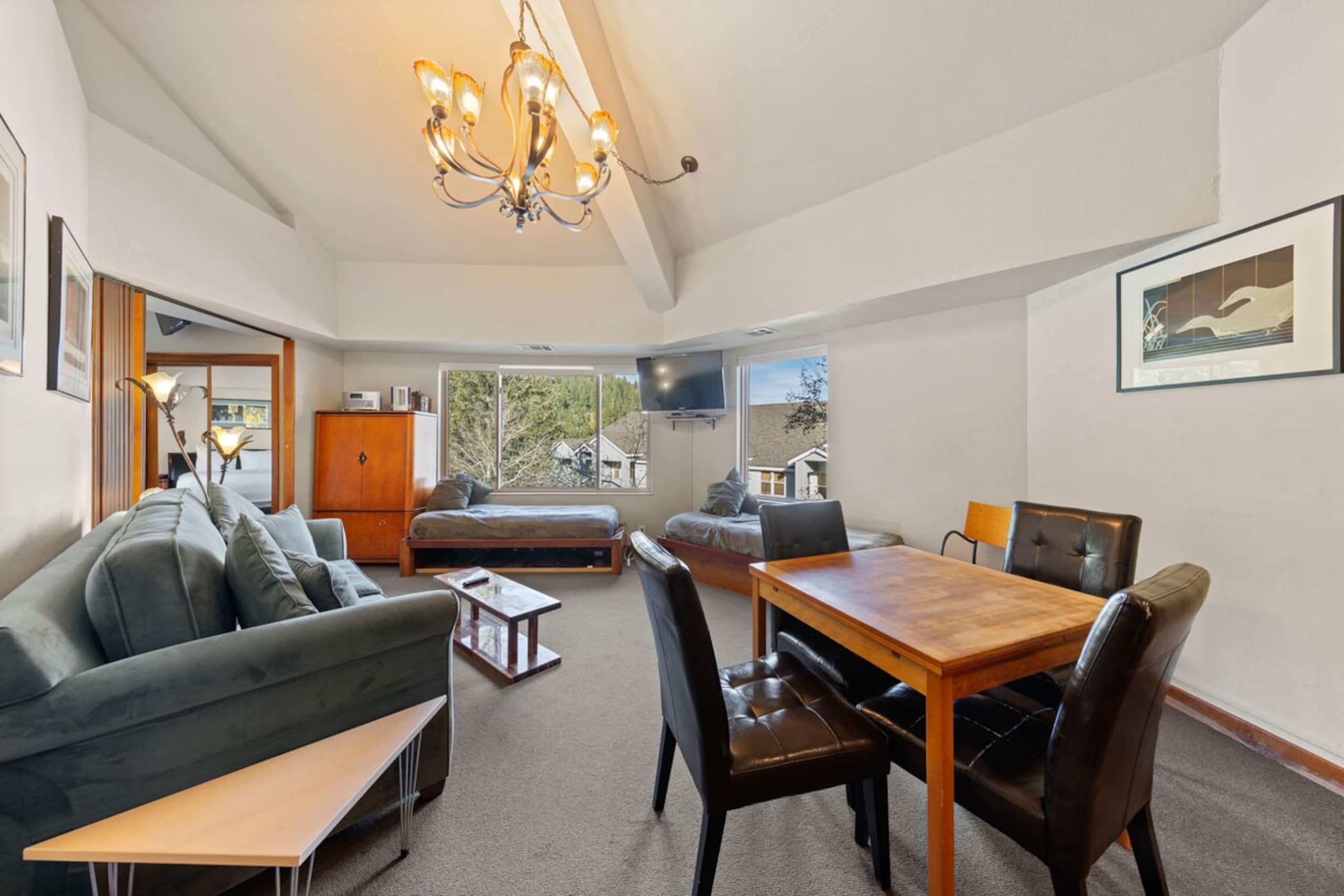 Luxe Top Floor 1BD - A/C, Pool & Kitchen - Photo 2