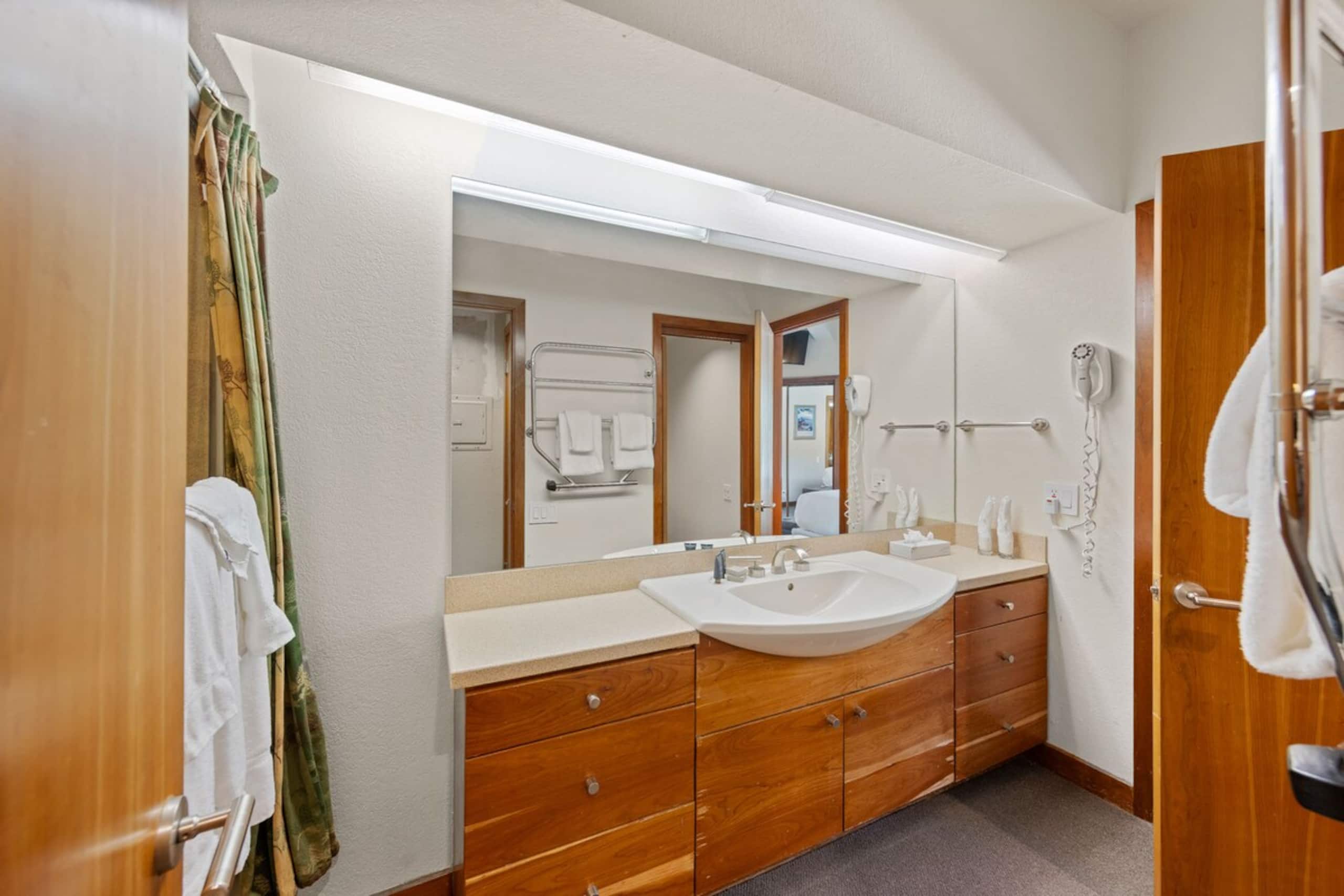 Luxe Top Floor 1BD - A/C, Pool & Kitchen - Photo 11