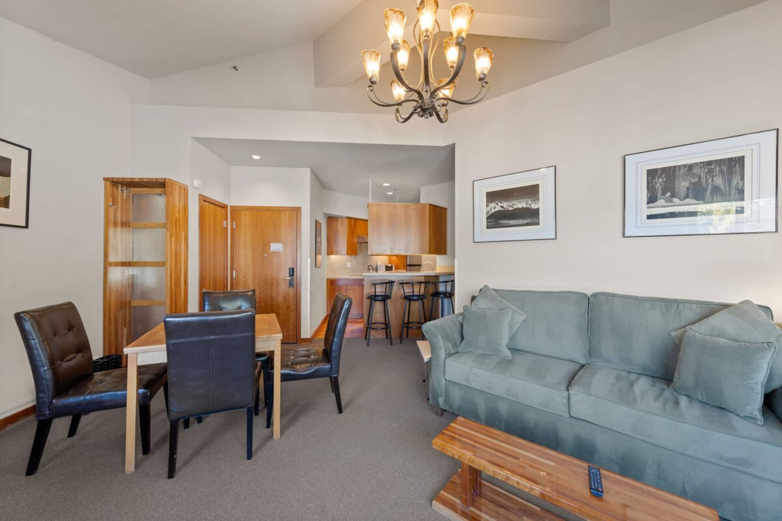 Luxe Top Floor 1BD - A/C, Pool & Kitchen - Photo 6