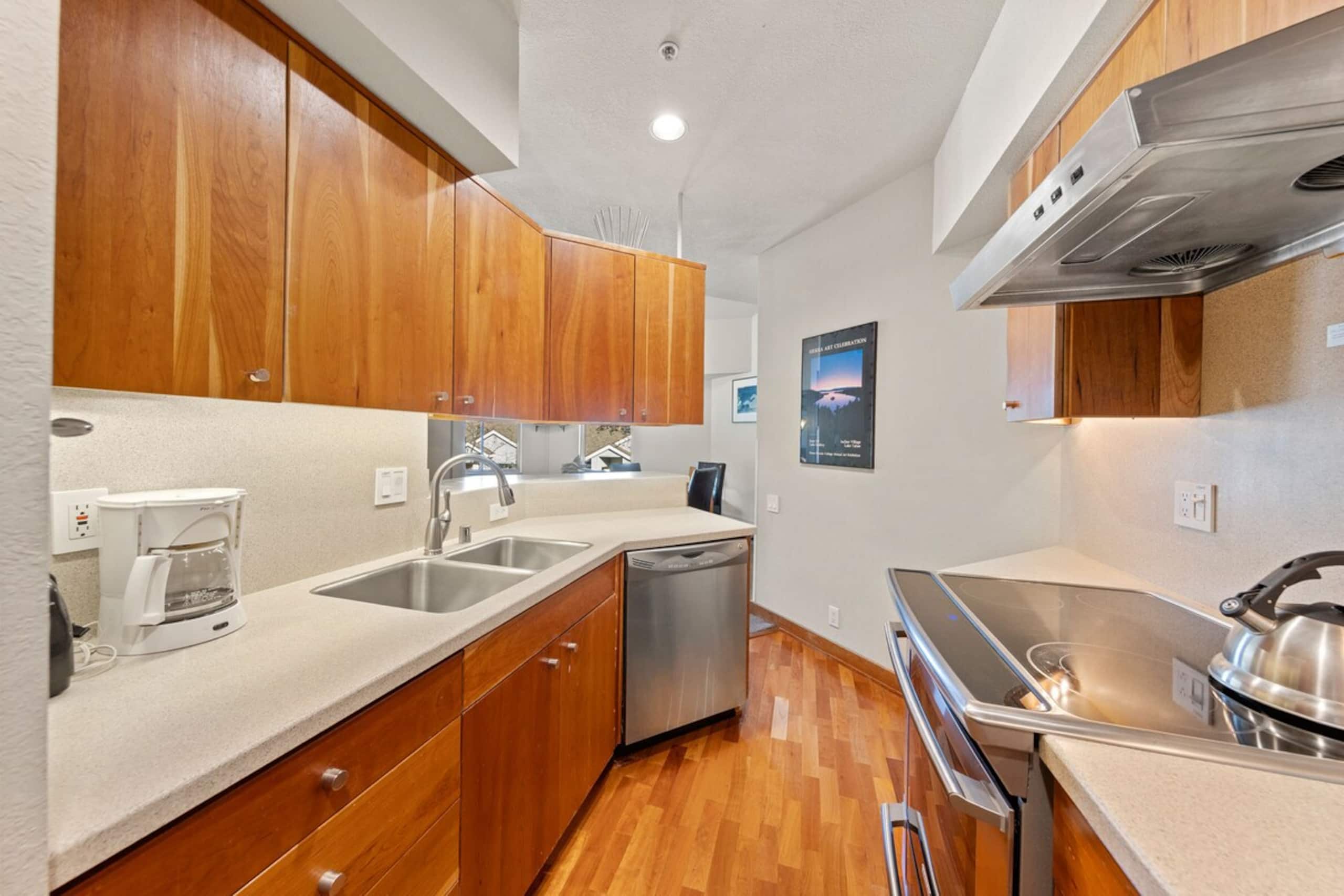 Luxe Top Floor 1BD - A/C, Pool & Kitchen - Photo 7