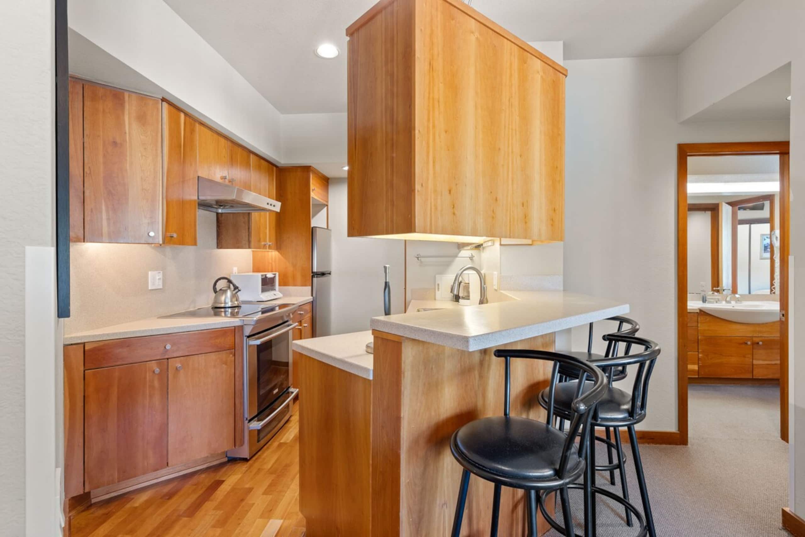 Luxe Top Floor 1BD - A/C, Pool & Kitchen - Photo 5