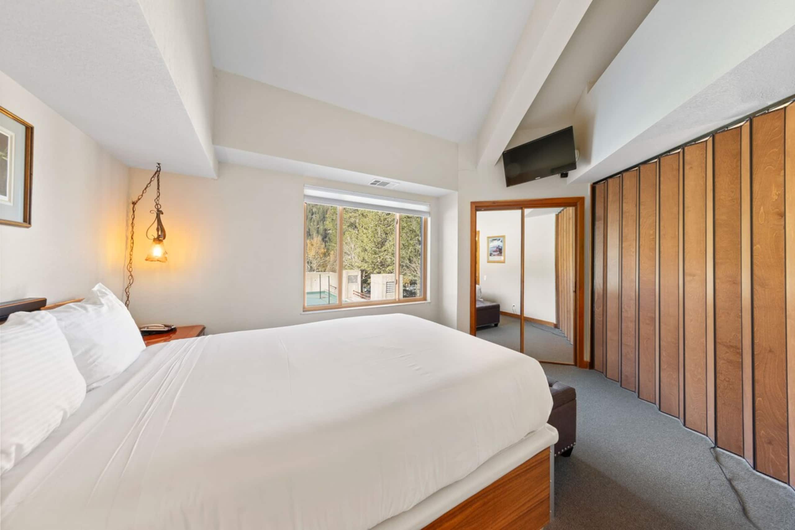 Luxe Top Floor 1BD - A/C, Pool & Kitchen - Photo 8