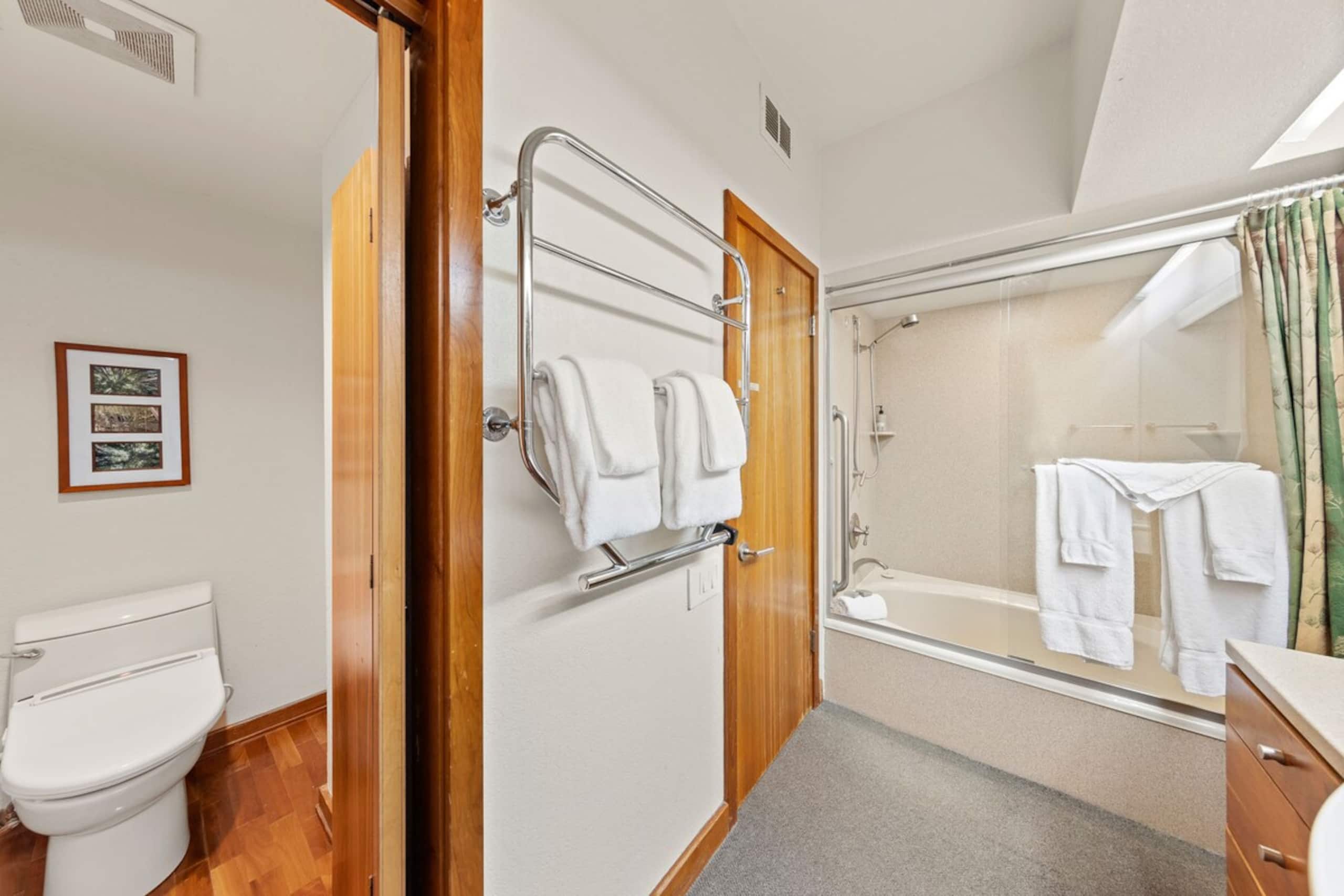 Luxe Top Floor 1BD - A/C, Pool & Kitchen - Photo 12