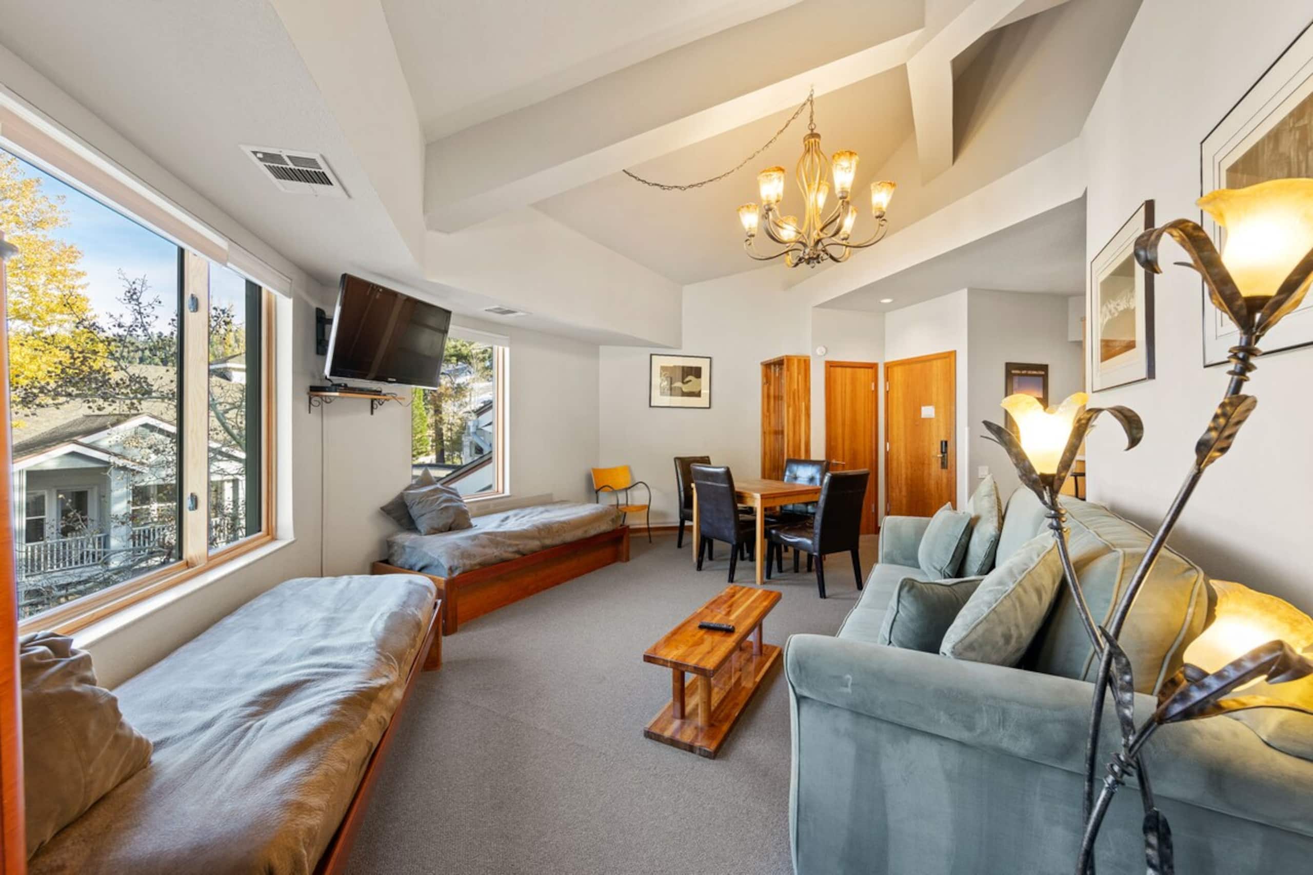 Luxe Top Floor 1BD - A/C, Pool & Kitchen - Photo 3