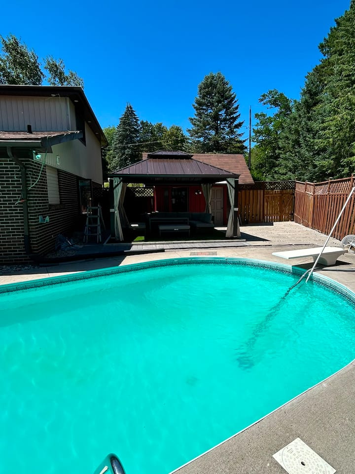 Luxury Lake House Escape | Pool, Patio & Gardens - Bolton, ON, Canada