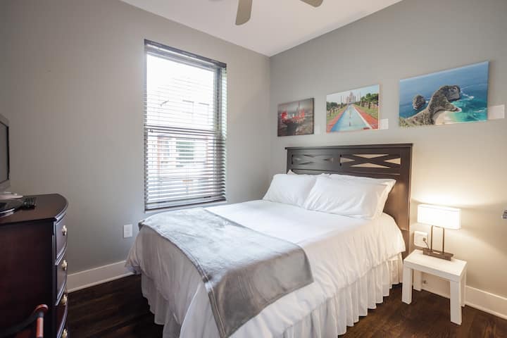 Dormitorio totalmente amueblado con cama de matrimonio, televisión y ventilador de techo (dormitorio #2).