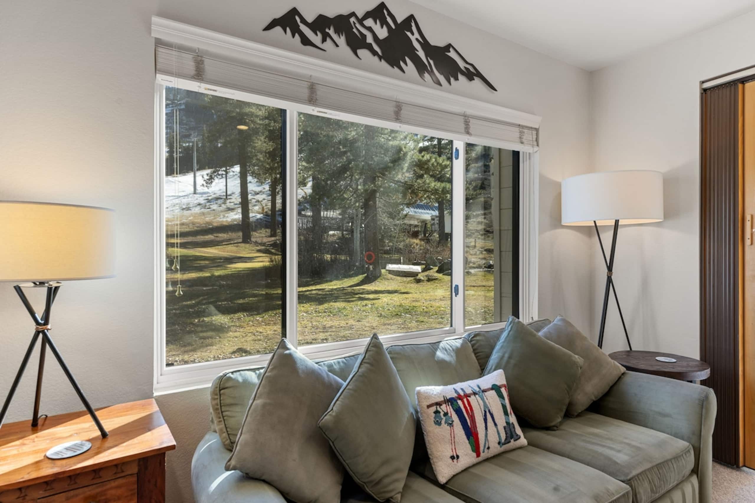 Romantic 1BD King w/ A/C, Kitchen & Views - Photo 3