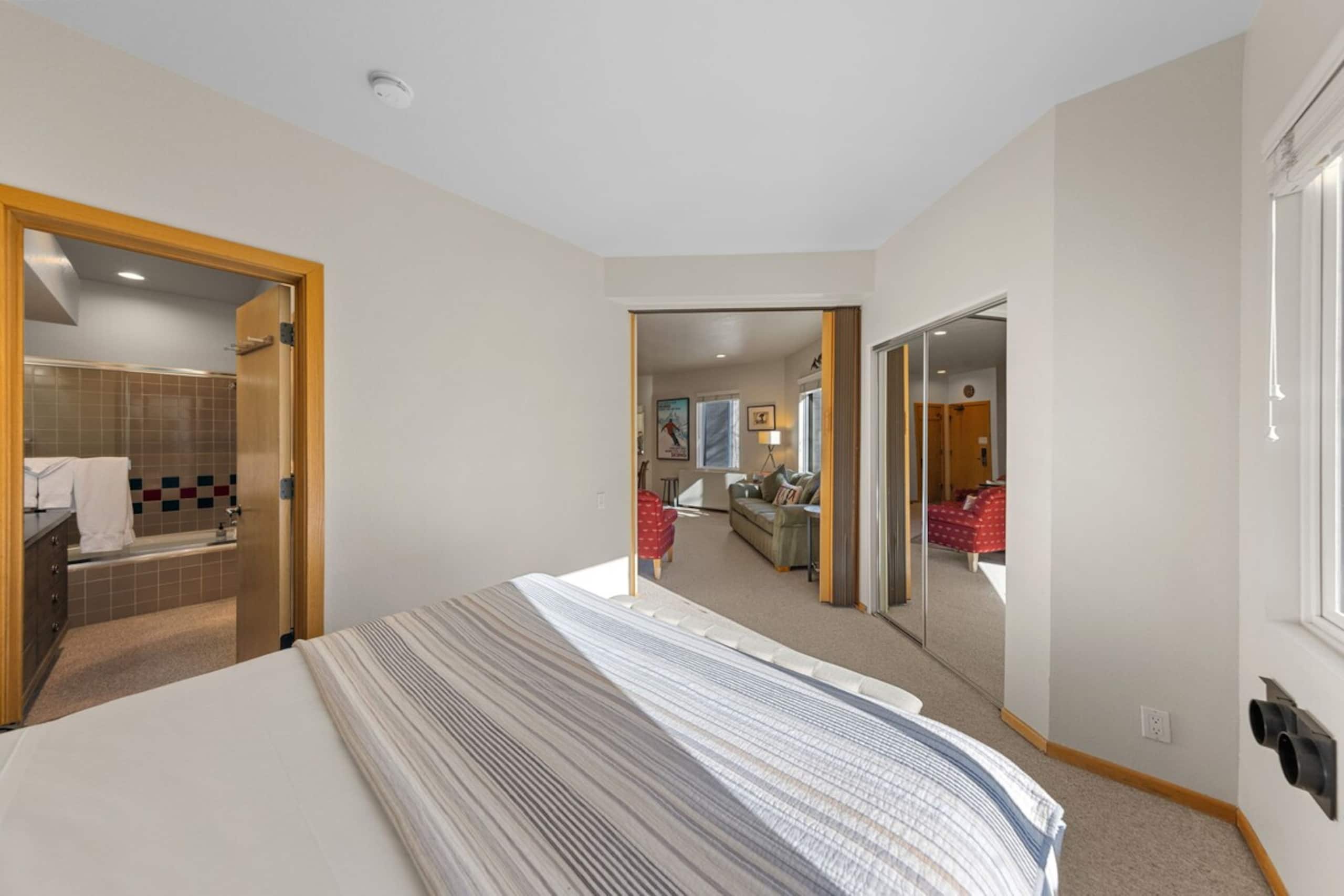 Romantic 1BD King w/ A/C, Kitchen & Views - Photo 13