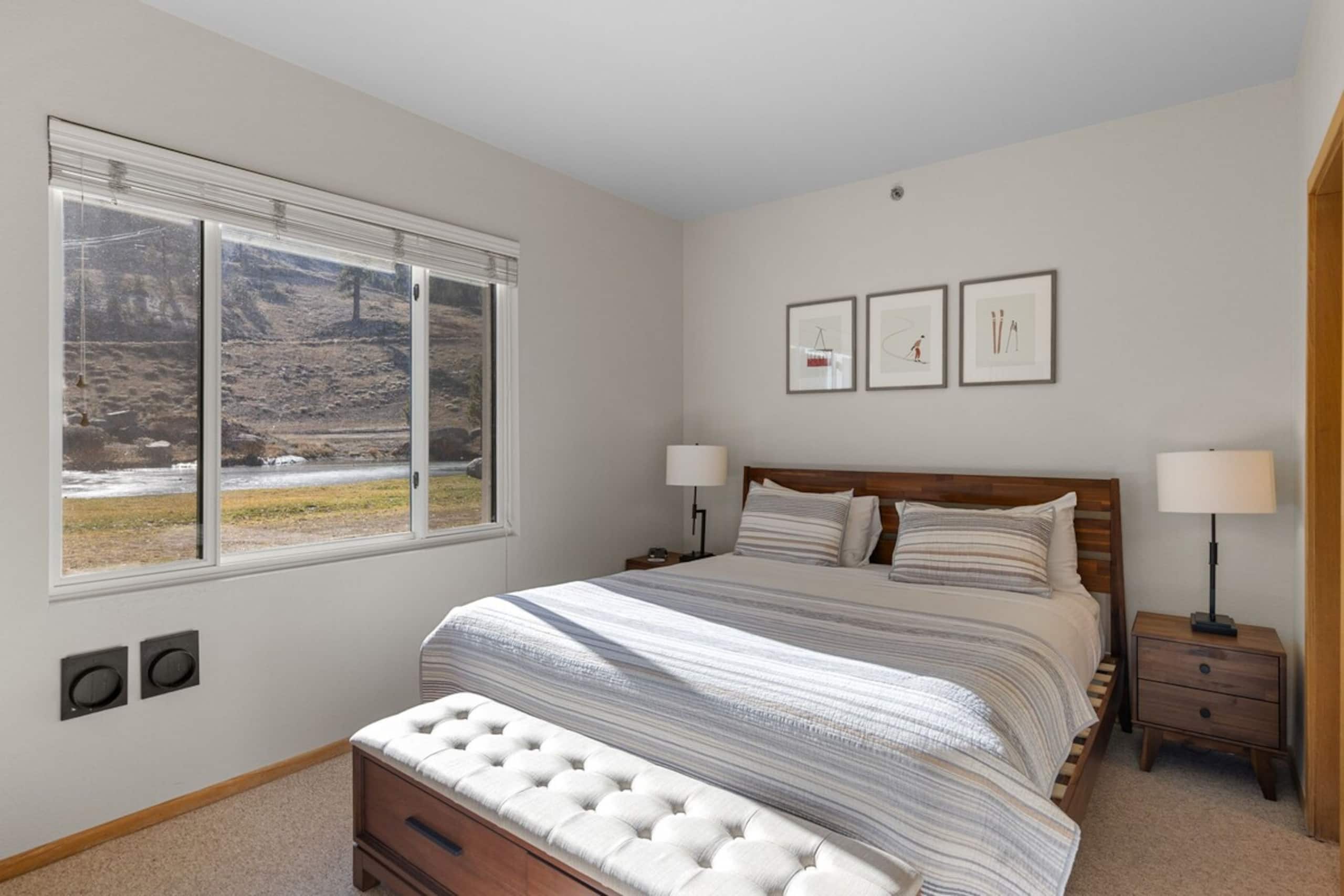 Romantic 1BD King w/ A/C, Kitchen & Views - Photo 11