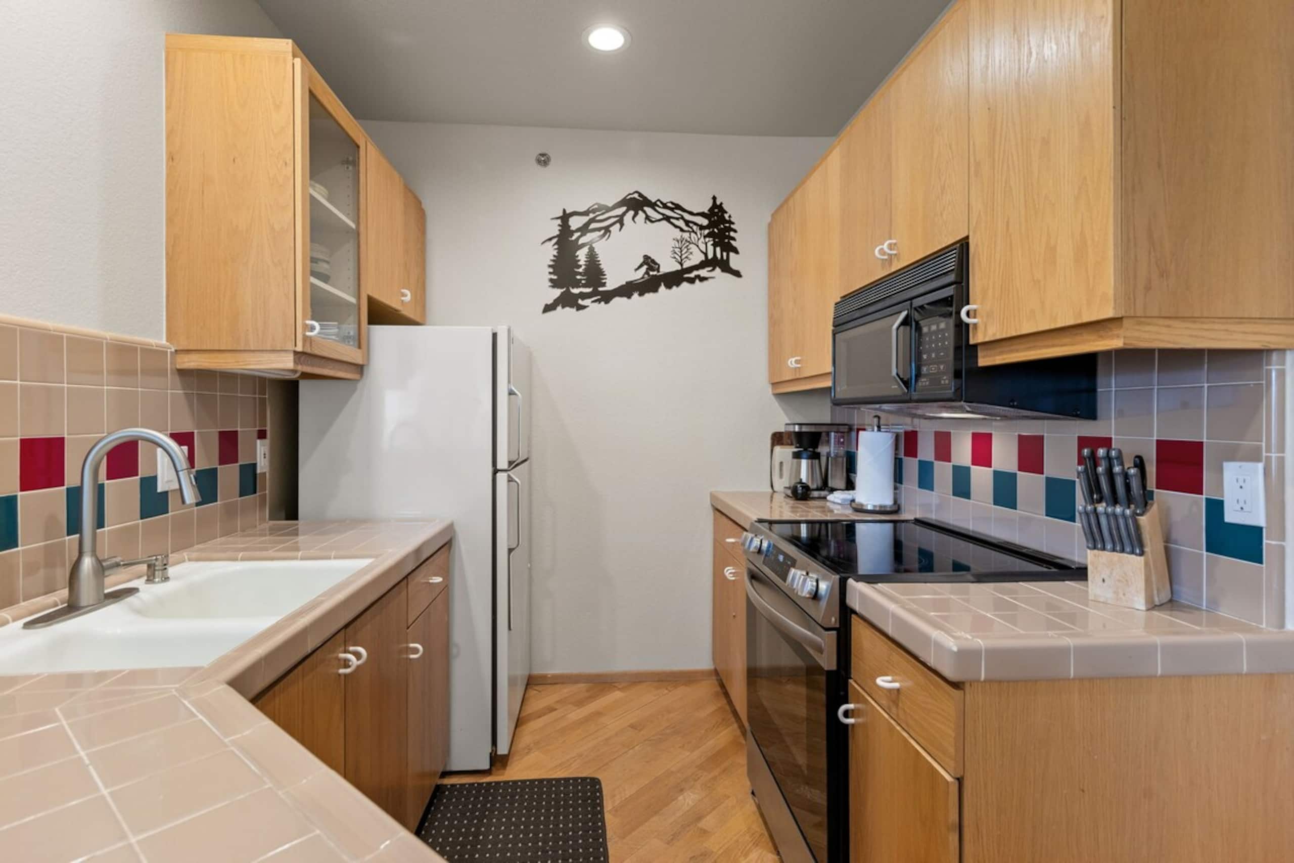 Romantic 1BD King w/ A/C, Kitchen & Views - Photo 19