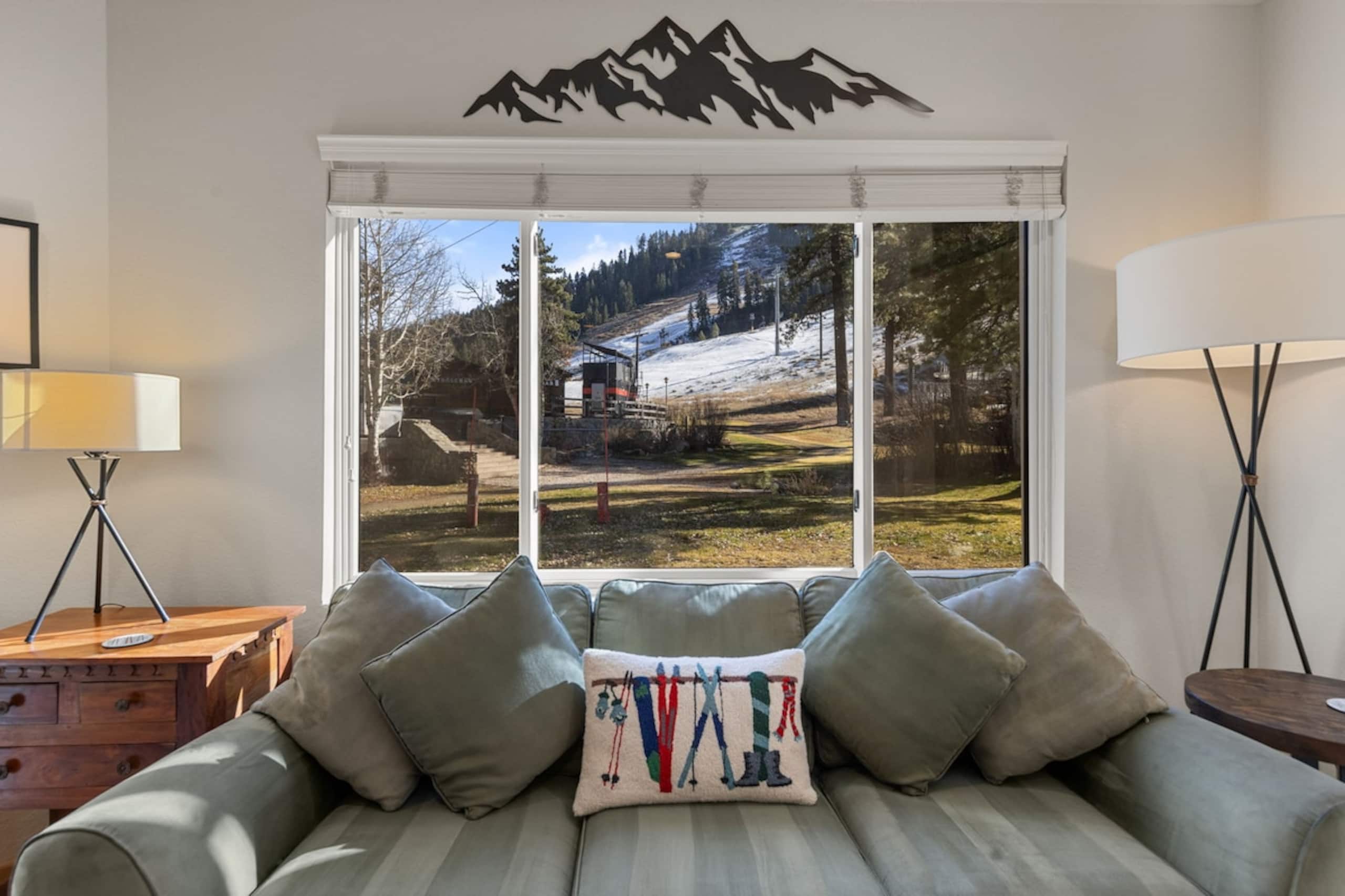 Romantic 1BD King w/ A/C, Kitchen & Views - Photo 5