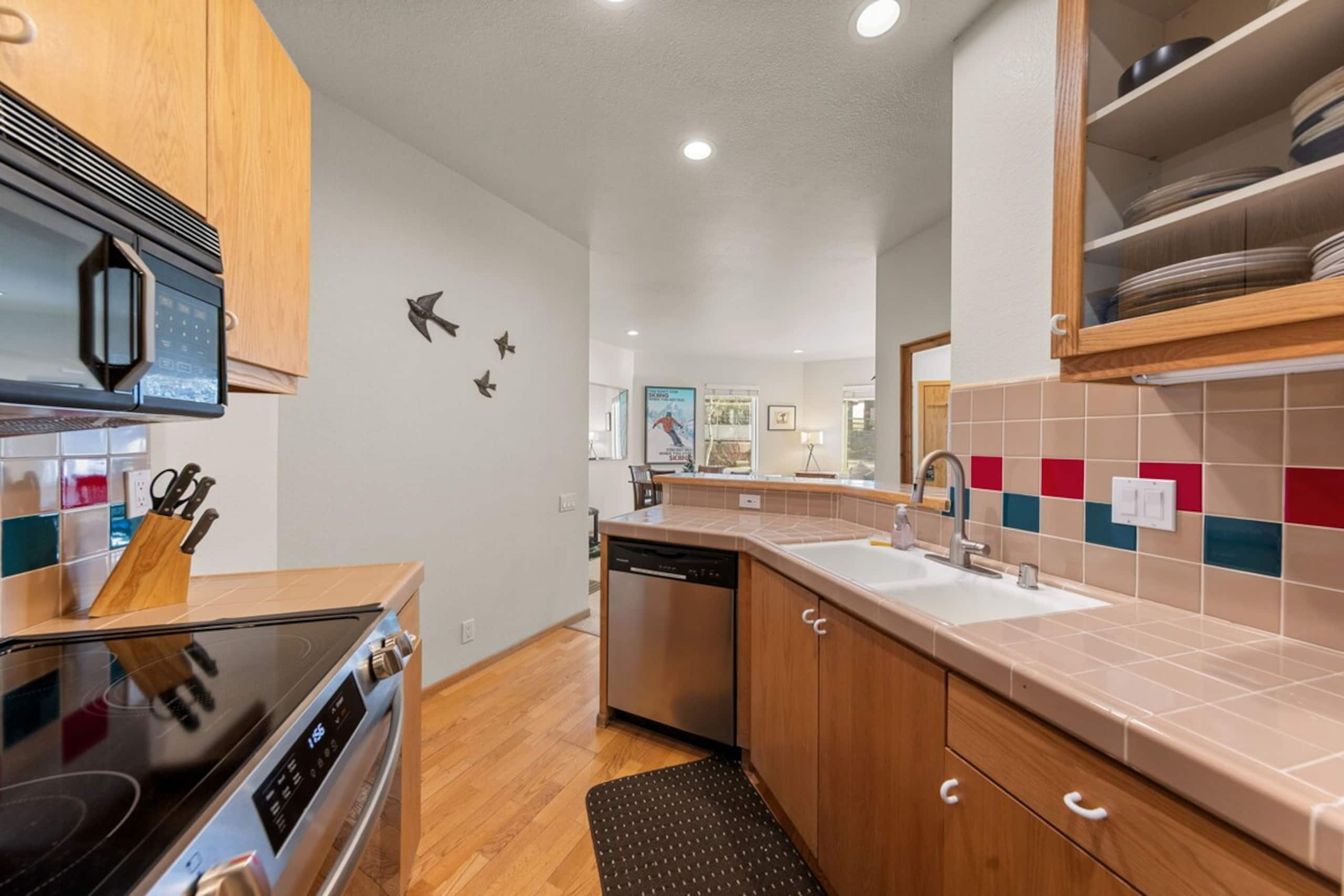 Romantic 1BD King w/ A/C, Kitchen & Views - Photo 10