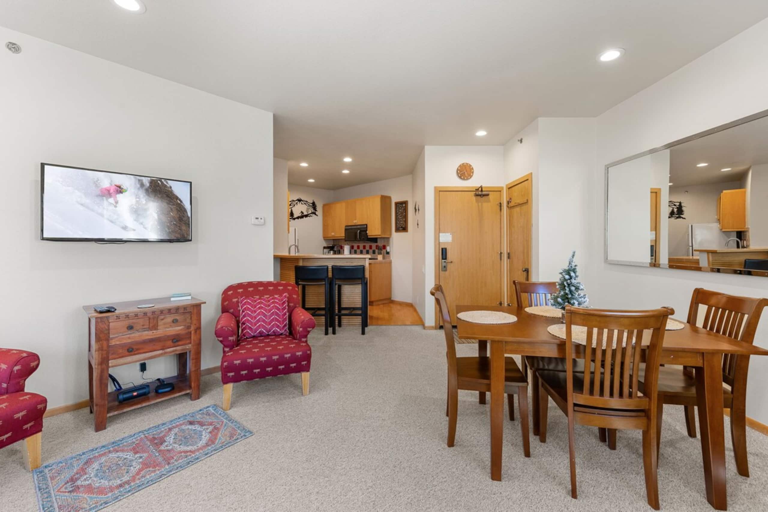Romantic 1BD King w/ A/C, Kitchen & Views - Photo 22