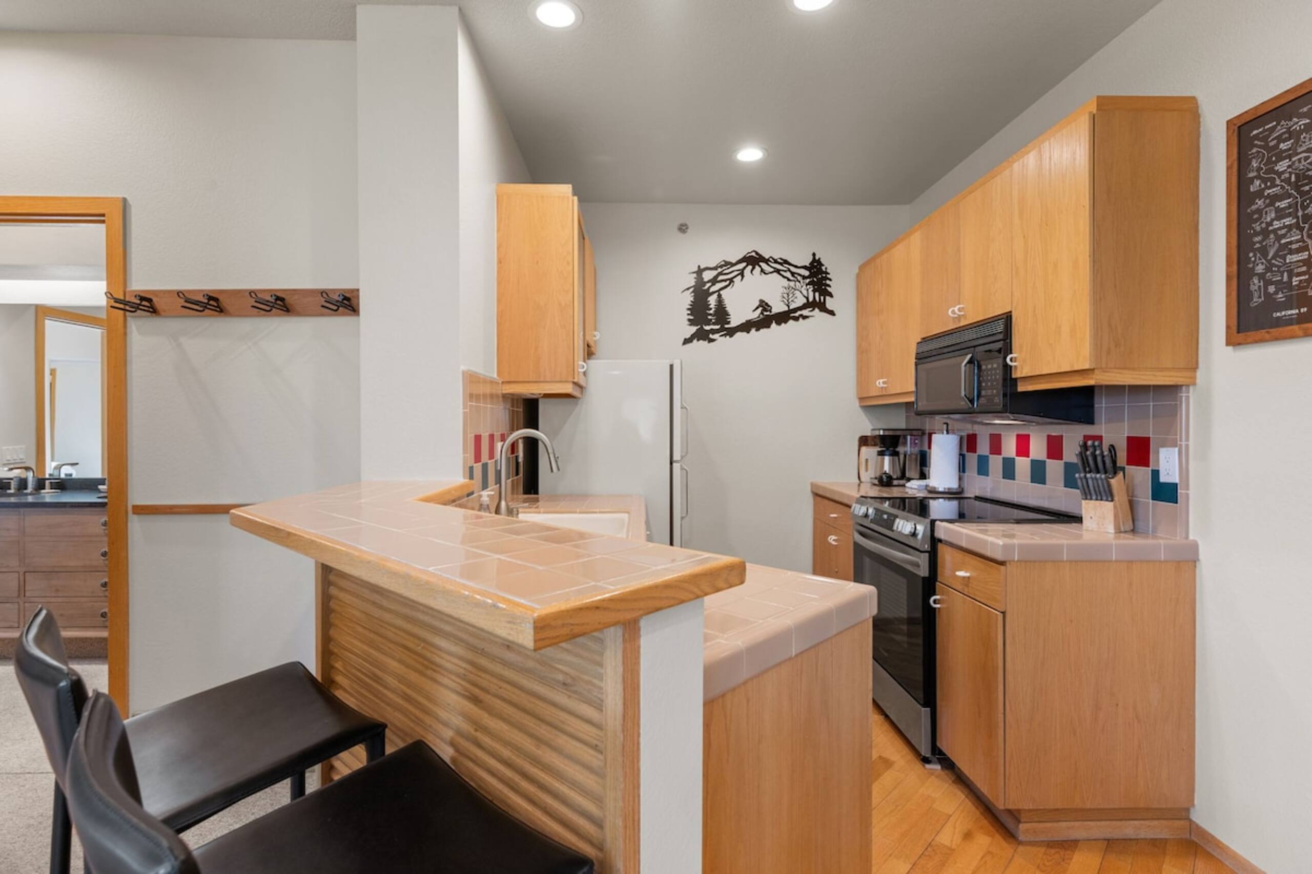 Romantic 1BD King w/ A/C, Kitchen & Views - Photo 2