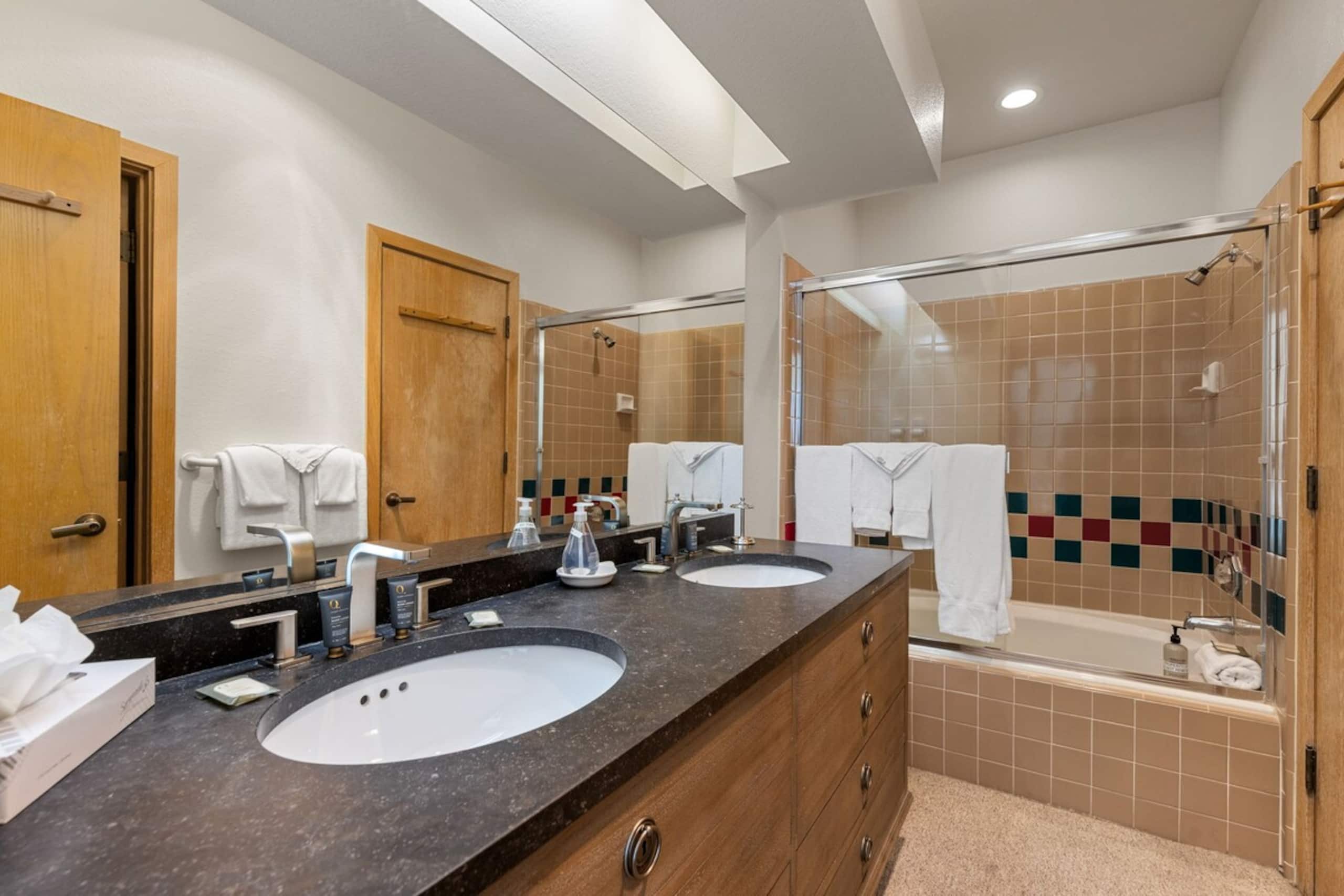 Romantic 1BD King w/ A/C, Kitchen & Views - Photo 7