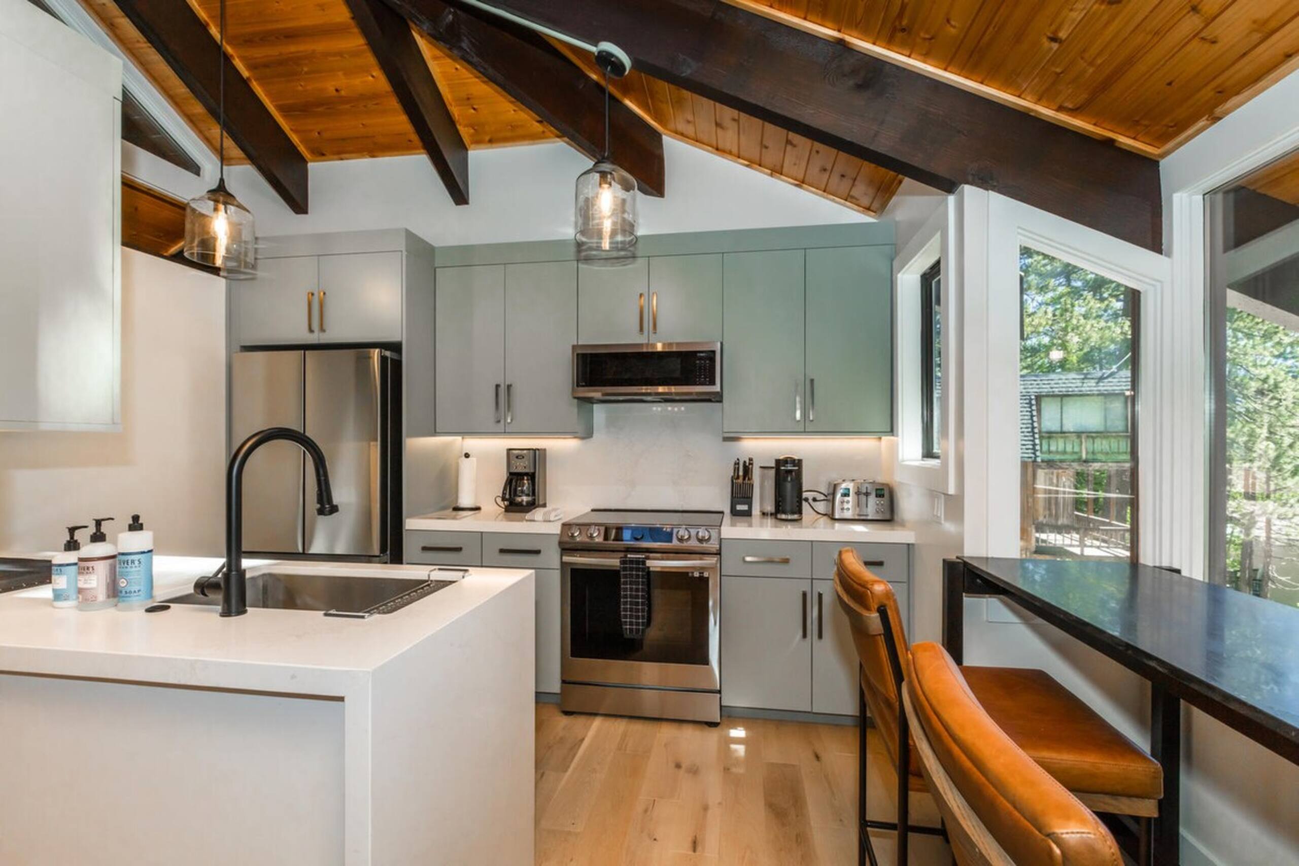 Palisades Retreat w/ Spa-close to Village+Lake - Photo 8