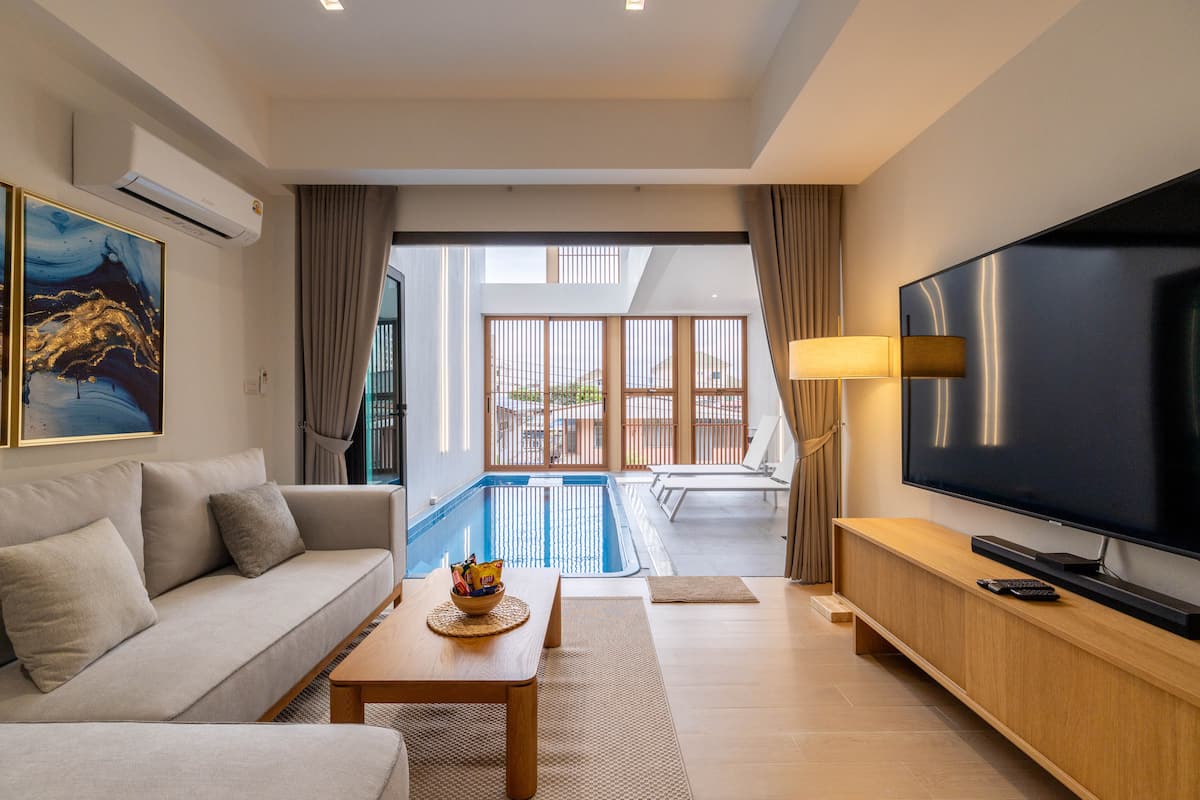 Aurea Pool Villa @ MRT Huai Khwang