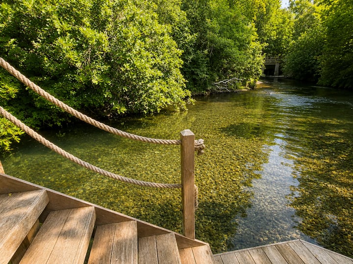 Mas "La Fontaine De Pernes", Les Pieds Dans L'eau. - Courthézon