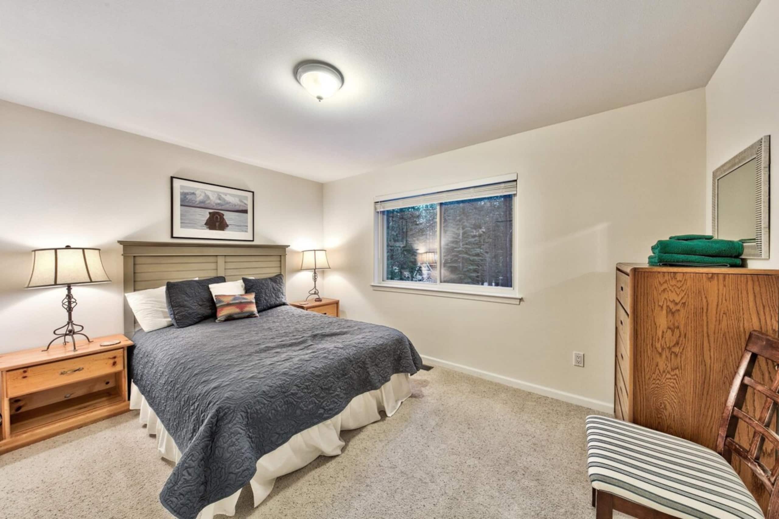Tahoe Themed 3 Bed plus bonus, family rm, deck - Photo 20