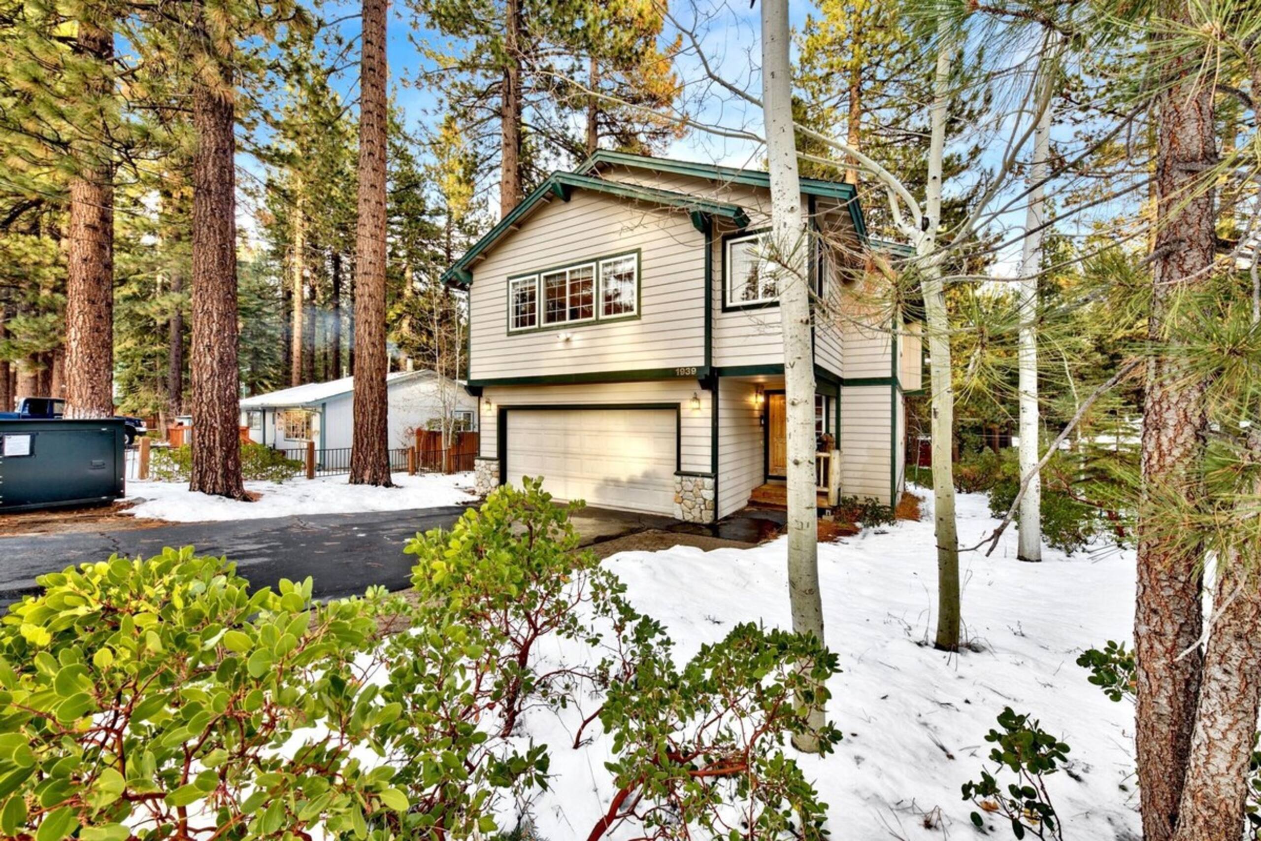 Tahoe Themed 3 Bed plus bonus, family rm, deck - Photo 1