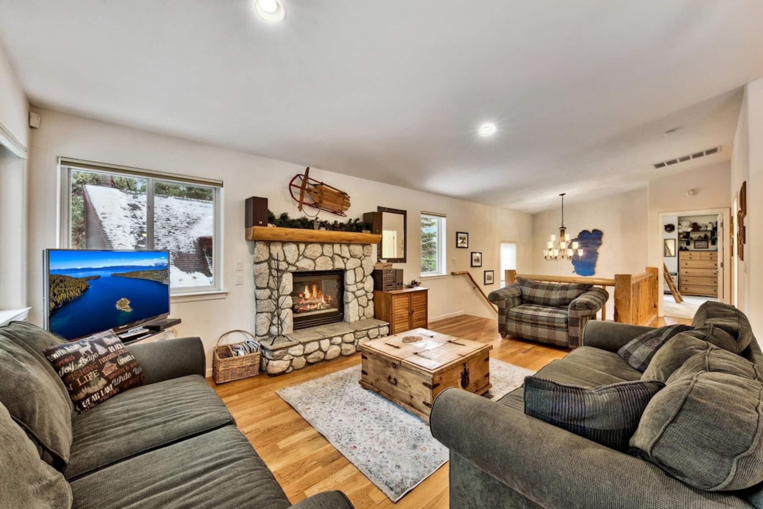 Tahoe Themed 3 Bed plus bonus, family rm, deck - Photo 3