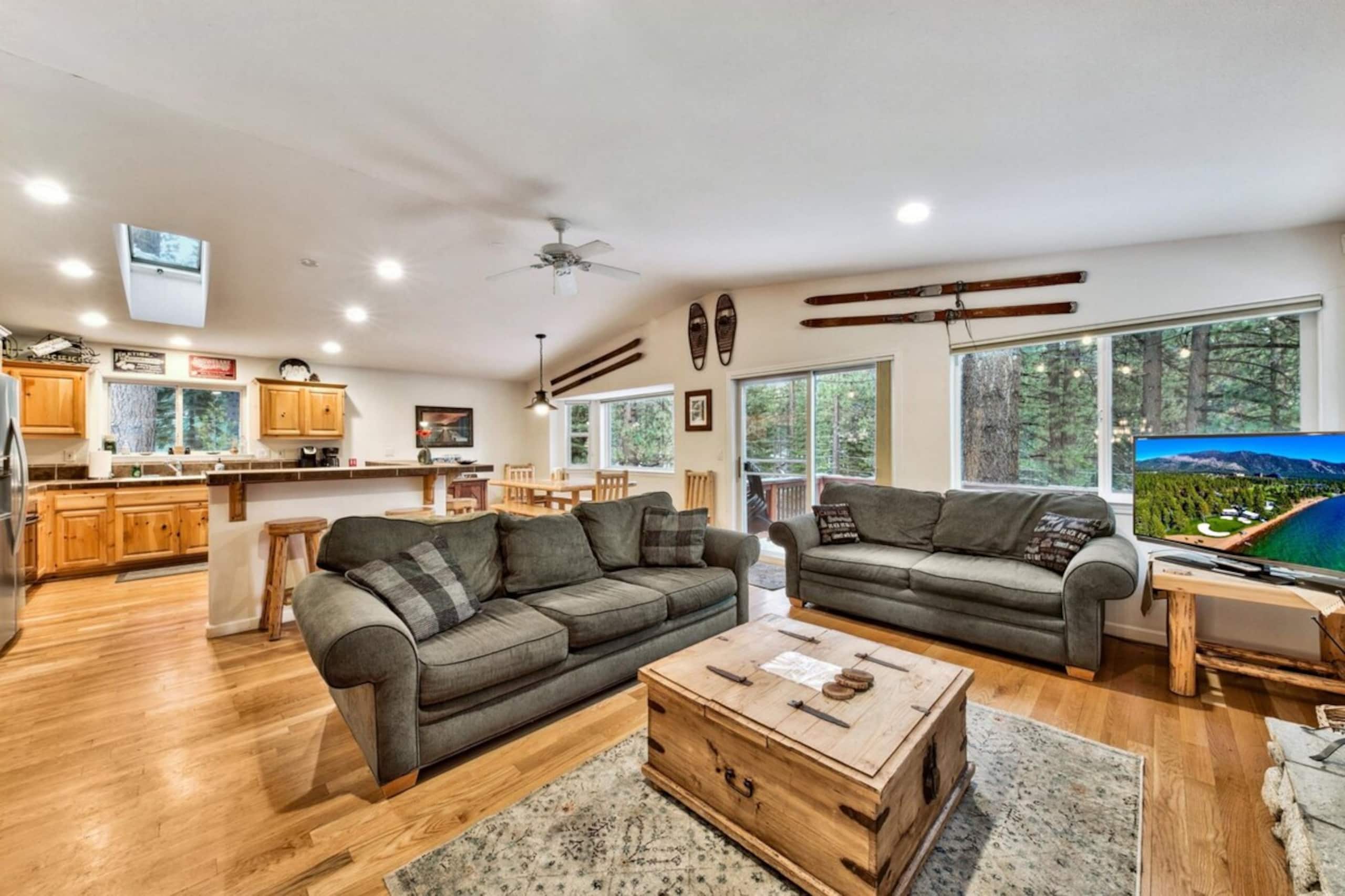 Tahoe Themed 3 Bed plus bonus, family rm, deck - Photo 5