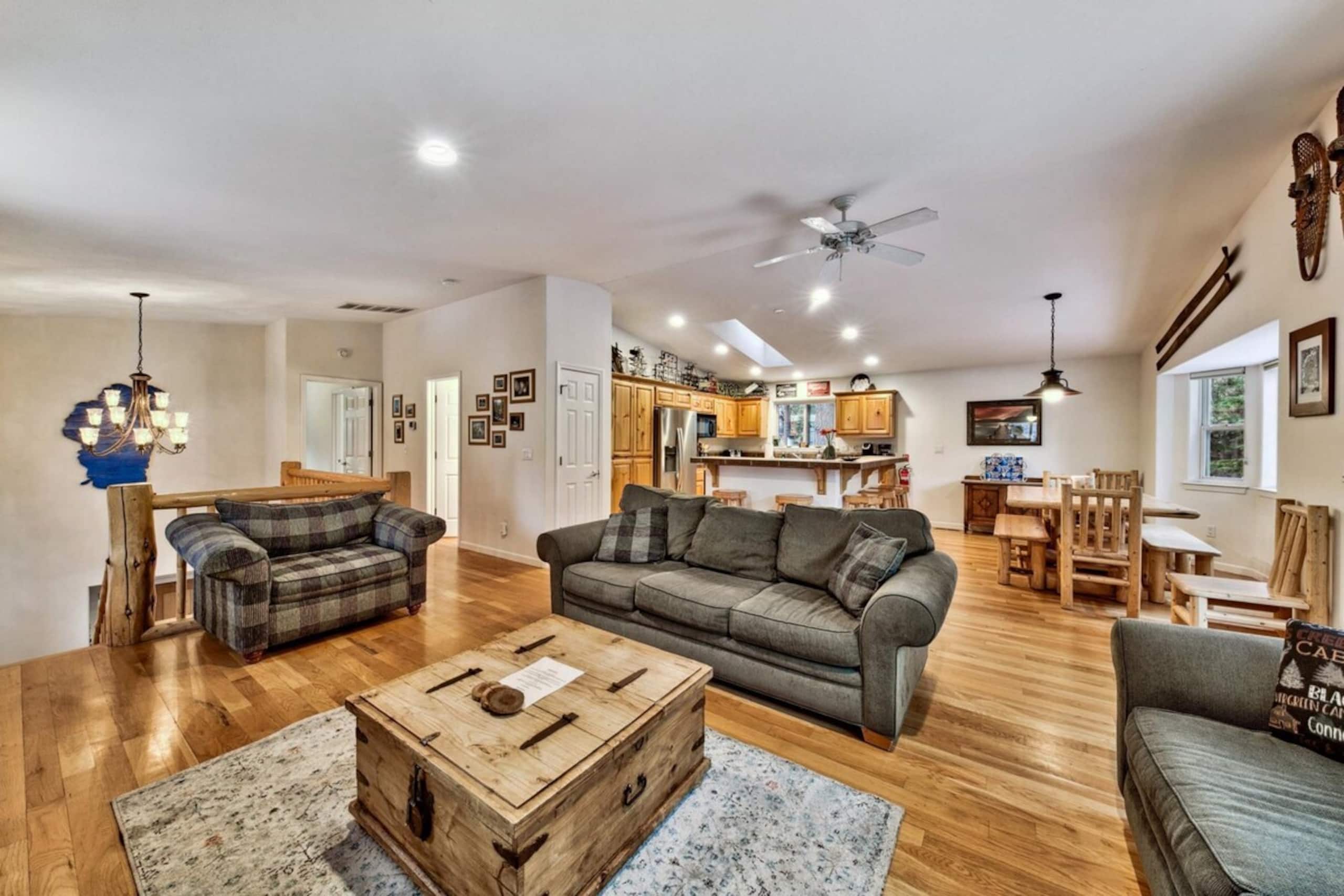 Tahoe Themed 3 Bed plus bonus, family rm, deck - Photo 14