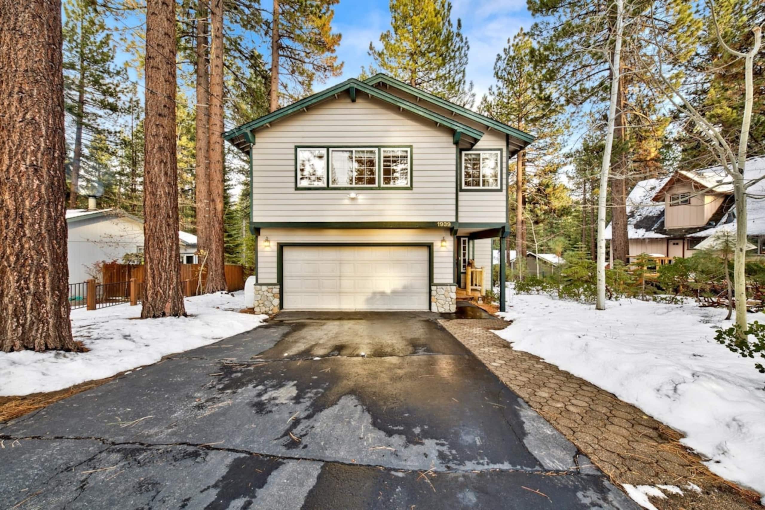 Tahoe Themed 3 Bed plus bonus, family rm, deck - Photo 4
