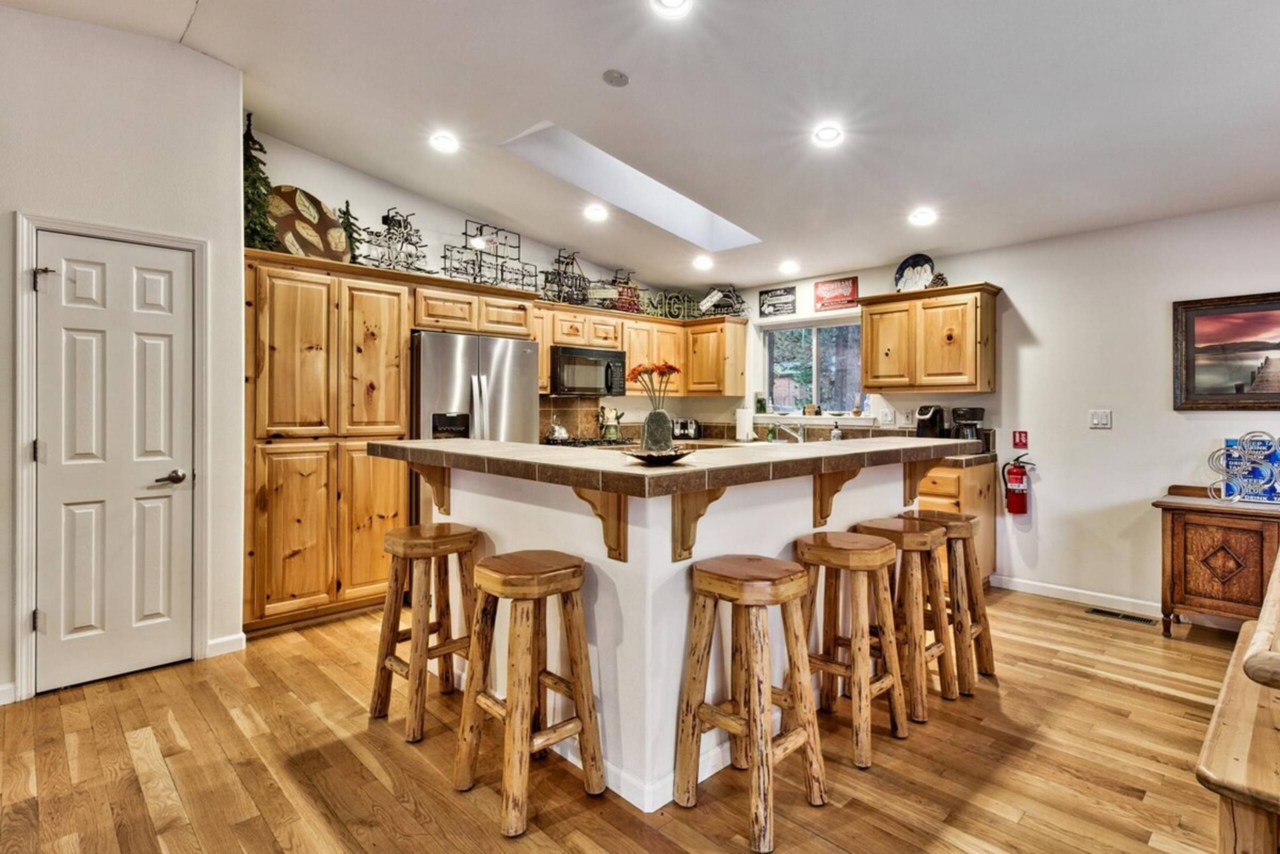 Tahoe Themed 3 Bed plus bonus, family rm, deck - Photo 8
