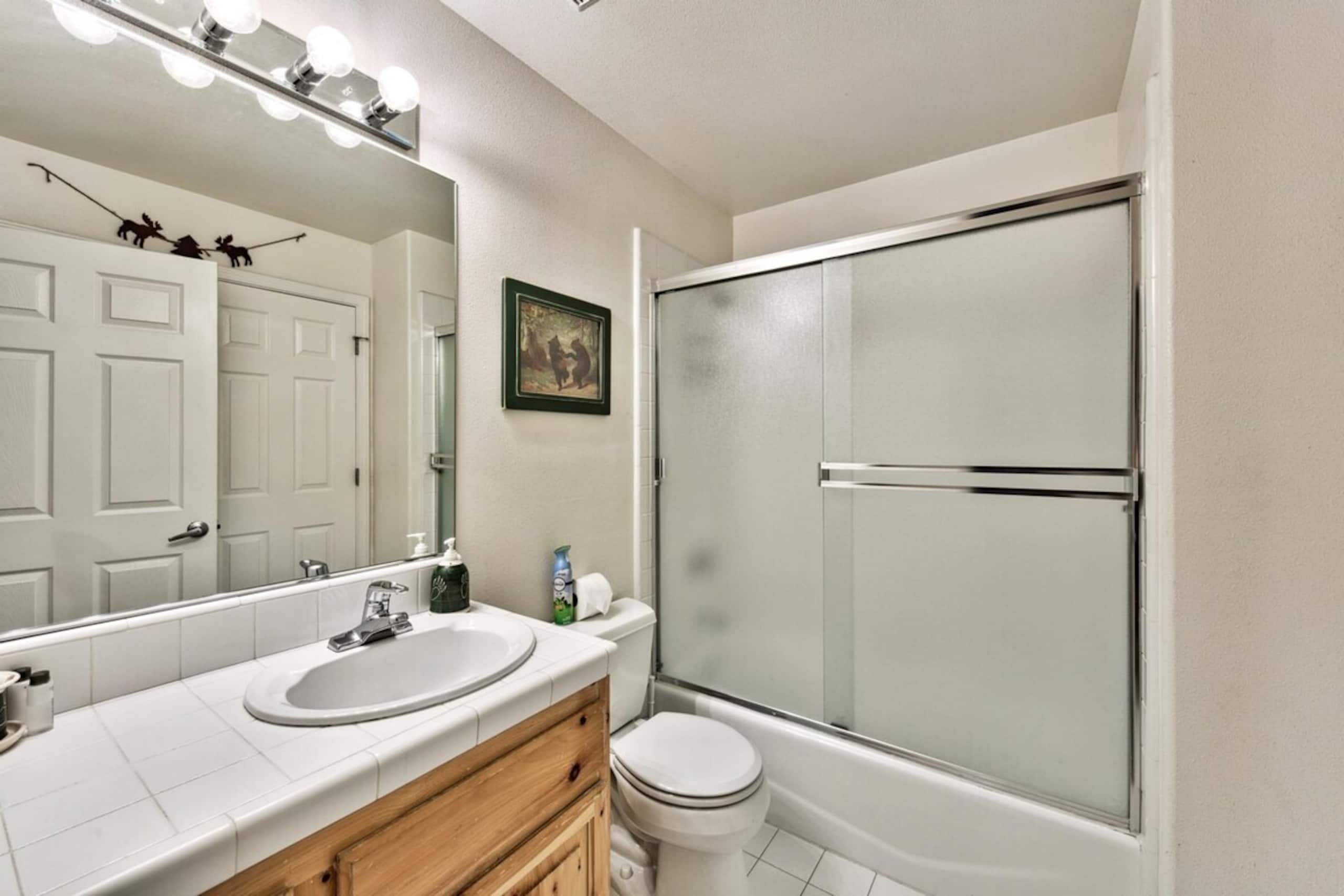 Tahoe Themed 3 Bed plus bonus, family rm, deck - Photo 31