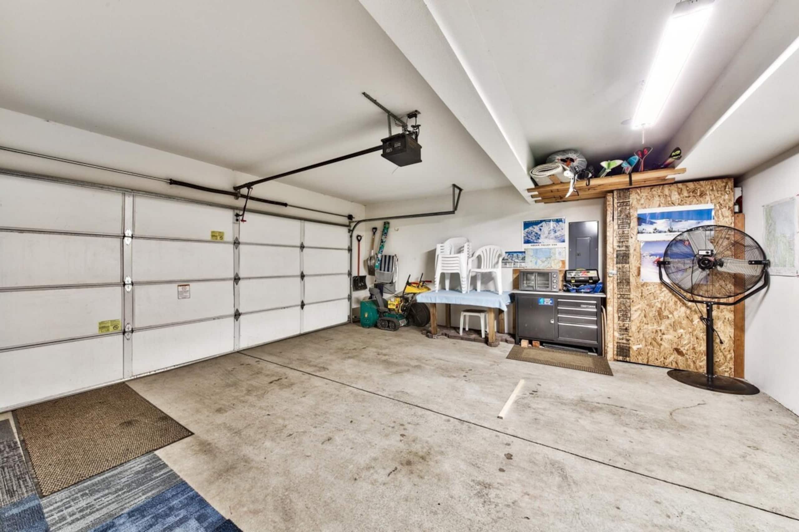 Tahoe Themed 3 Bed plus bonus, family rm, deck - Photo 28
