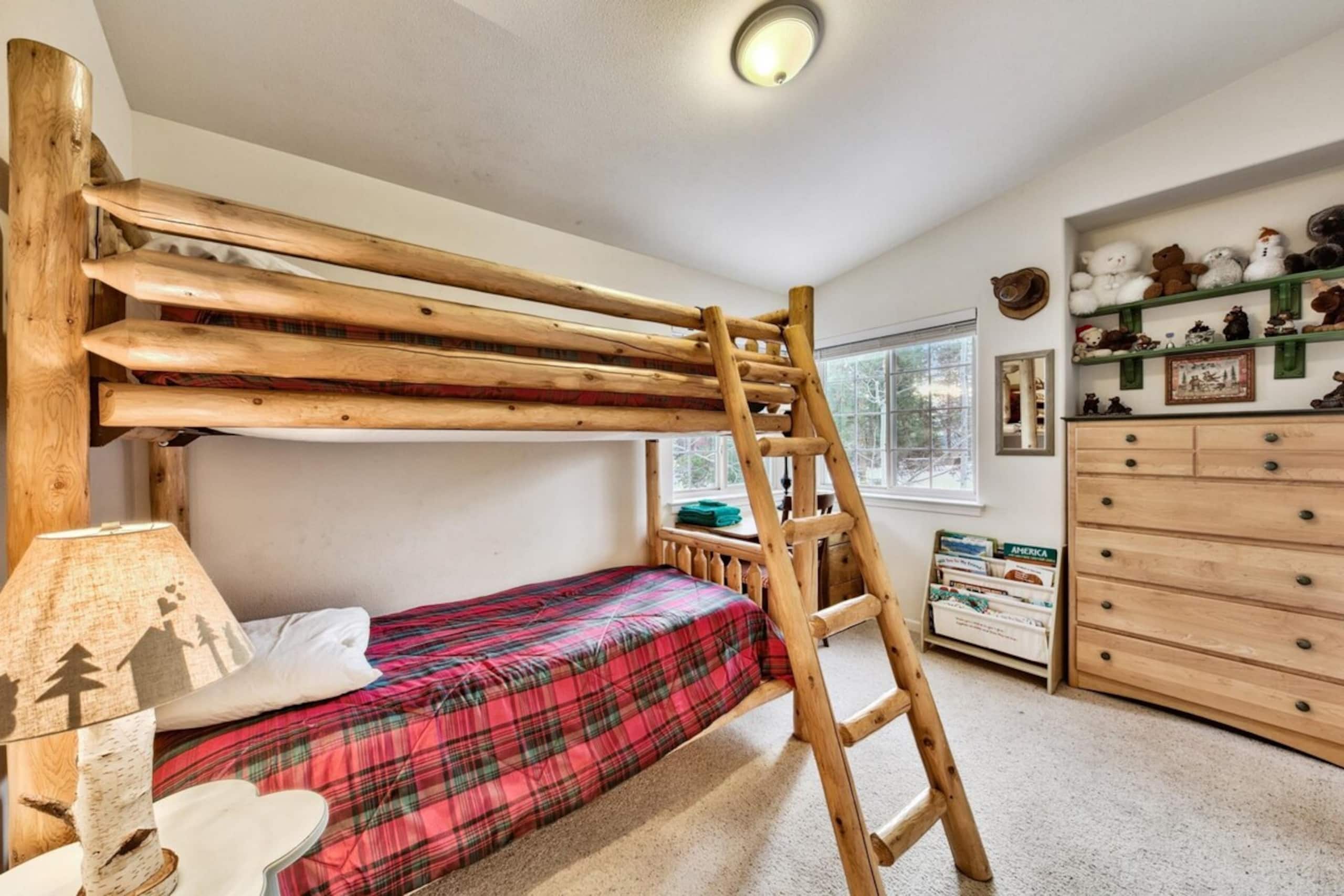 Tahoe Themed 3 Bed plus bonus, family rm, deck - Photo 15