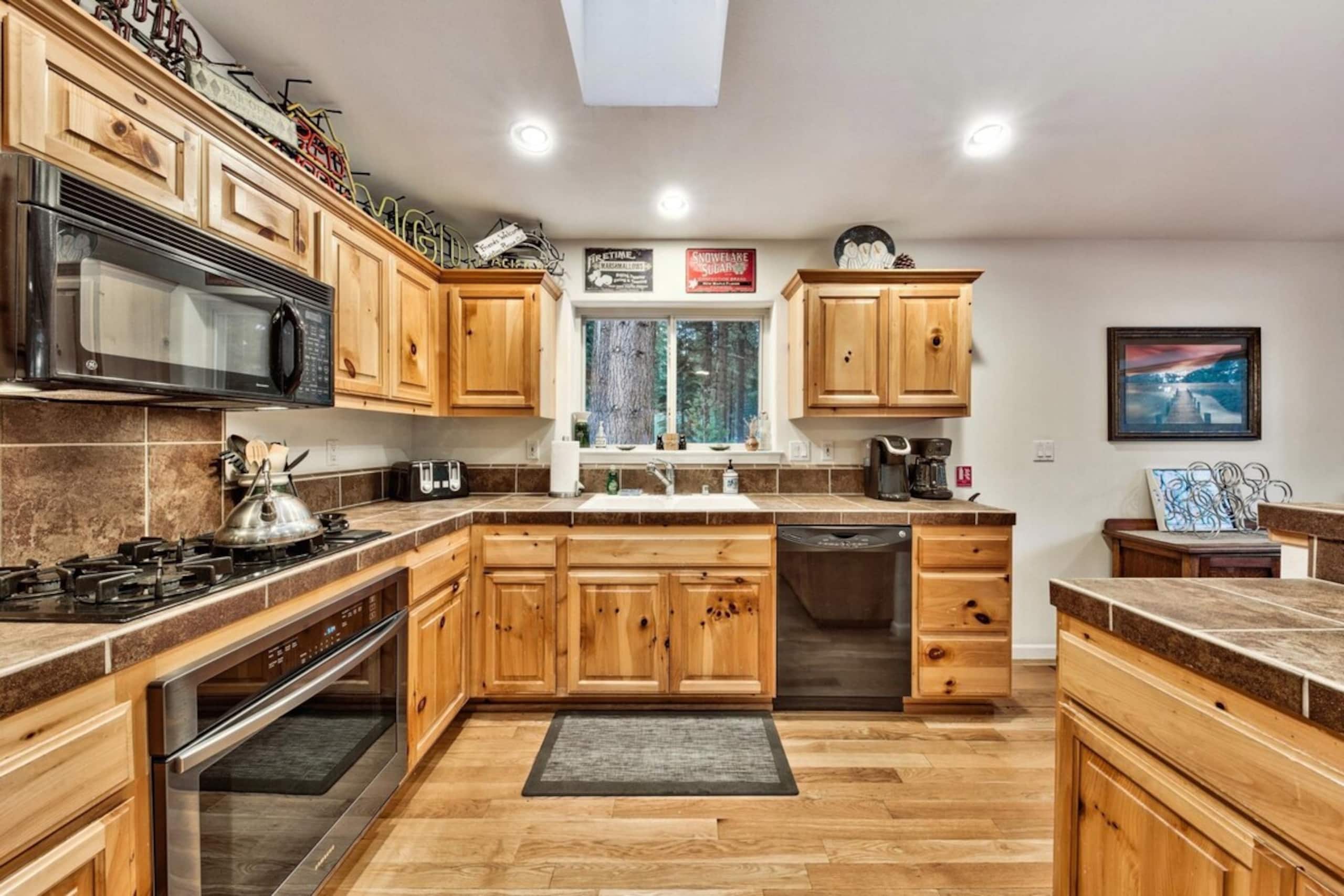Tahoe Themed 3 Bed plus bonus, family rm, deck - Photo 10