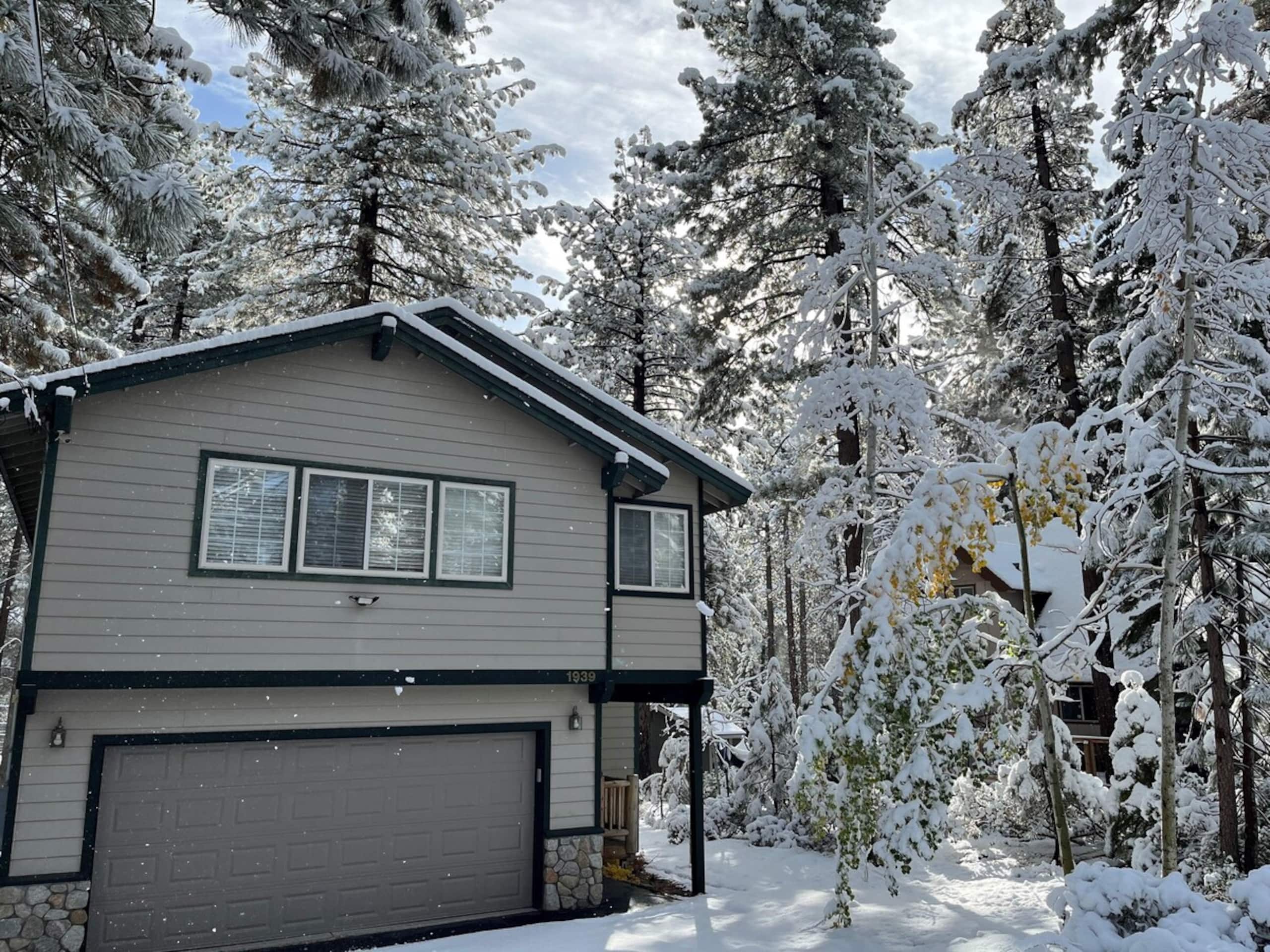 Tahoe Themed 3 Bed plus bonus, family rm, deck - Photo 2