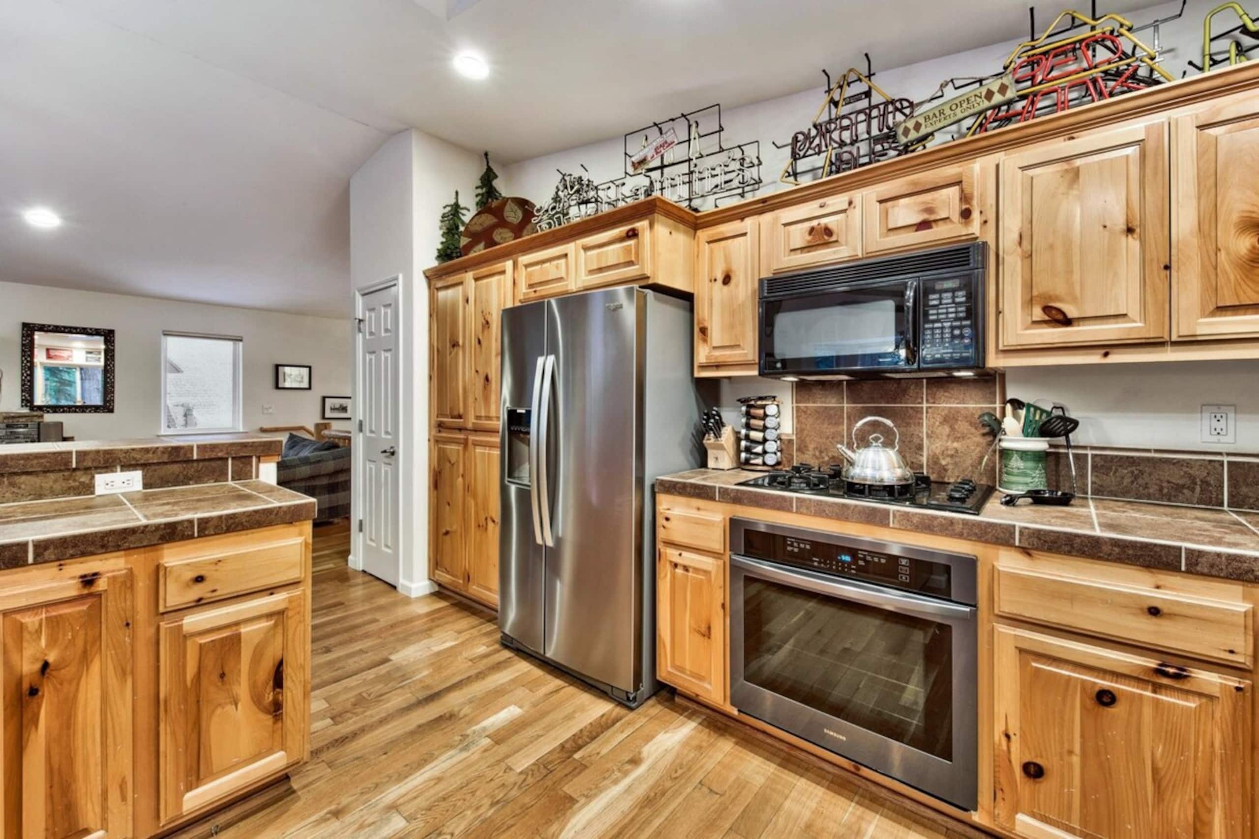 Tahoe Themed 3 Bed plus bonus, family rm, deck - Photo 9