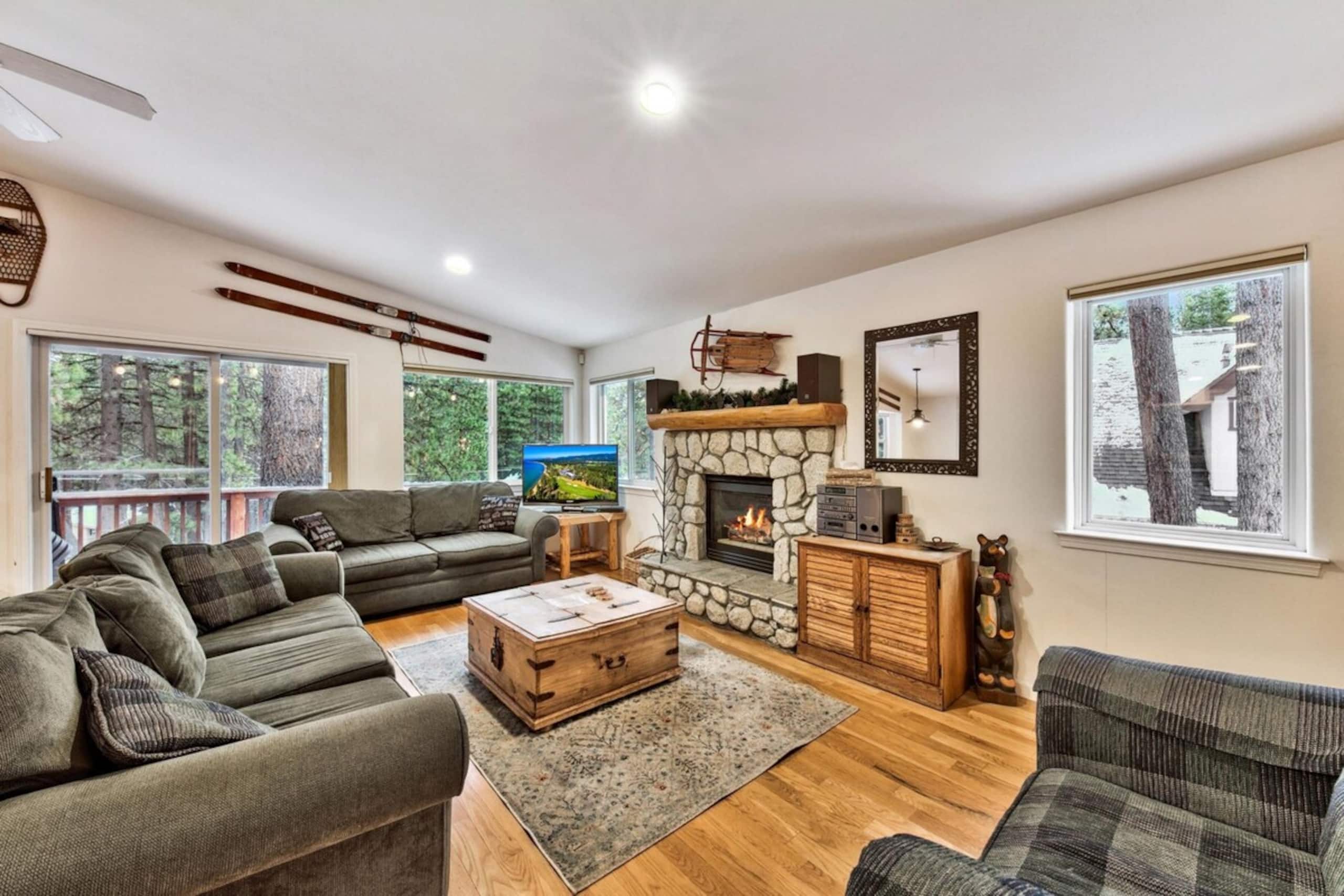 Tahoe Themed 3 Bed plus bonus, family rm, deck - Photo 6