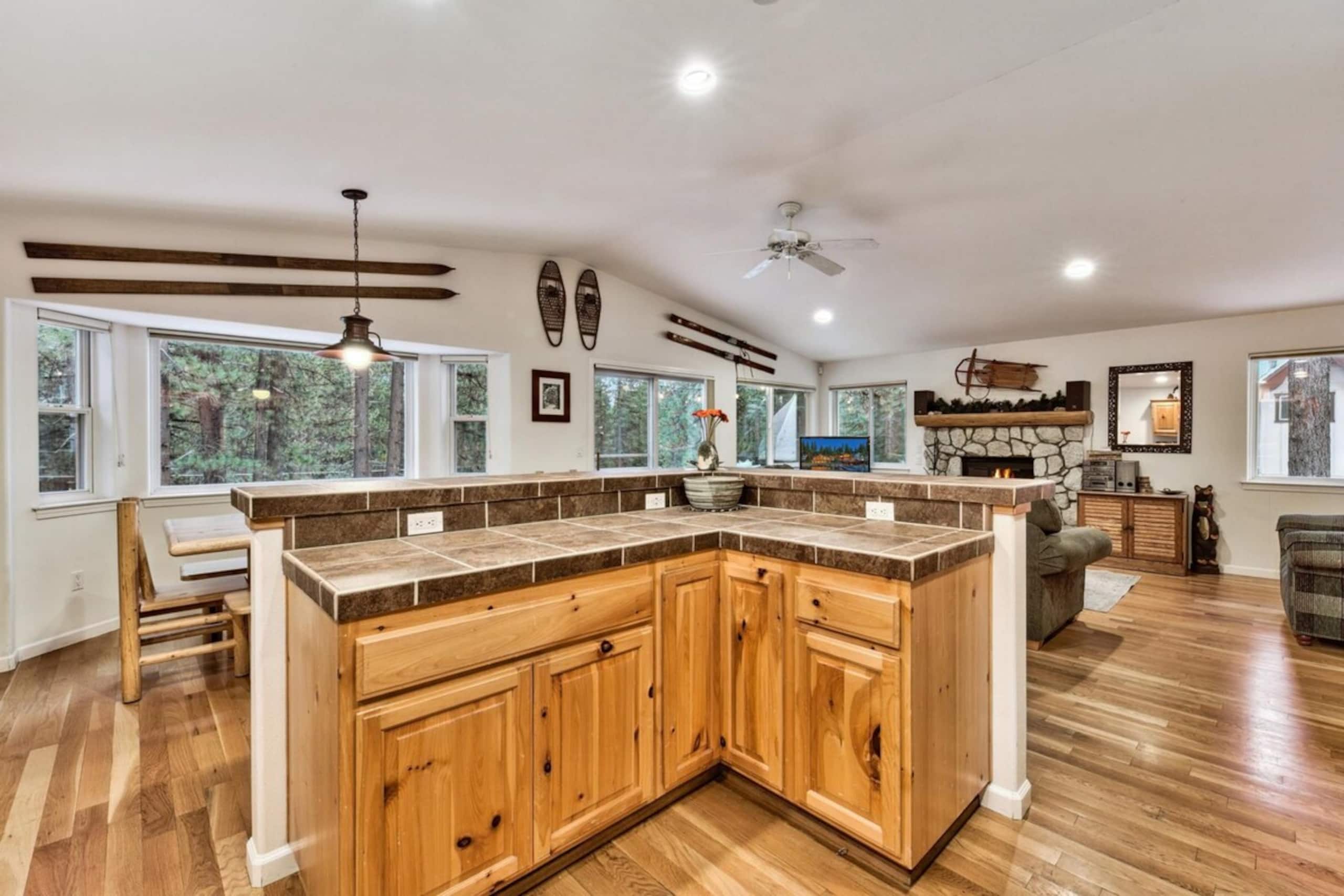 Tahoe Themed 3 Bed plus bonus, family rm, deck - Photo 7