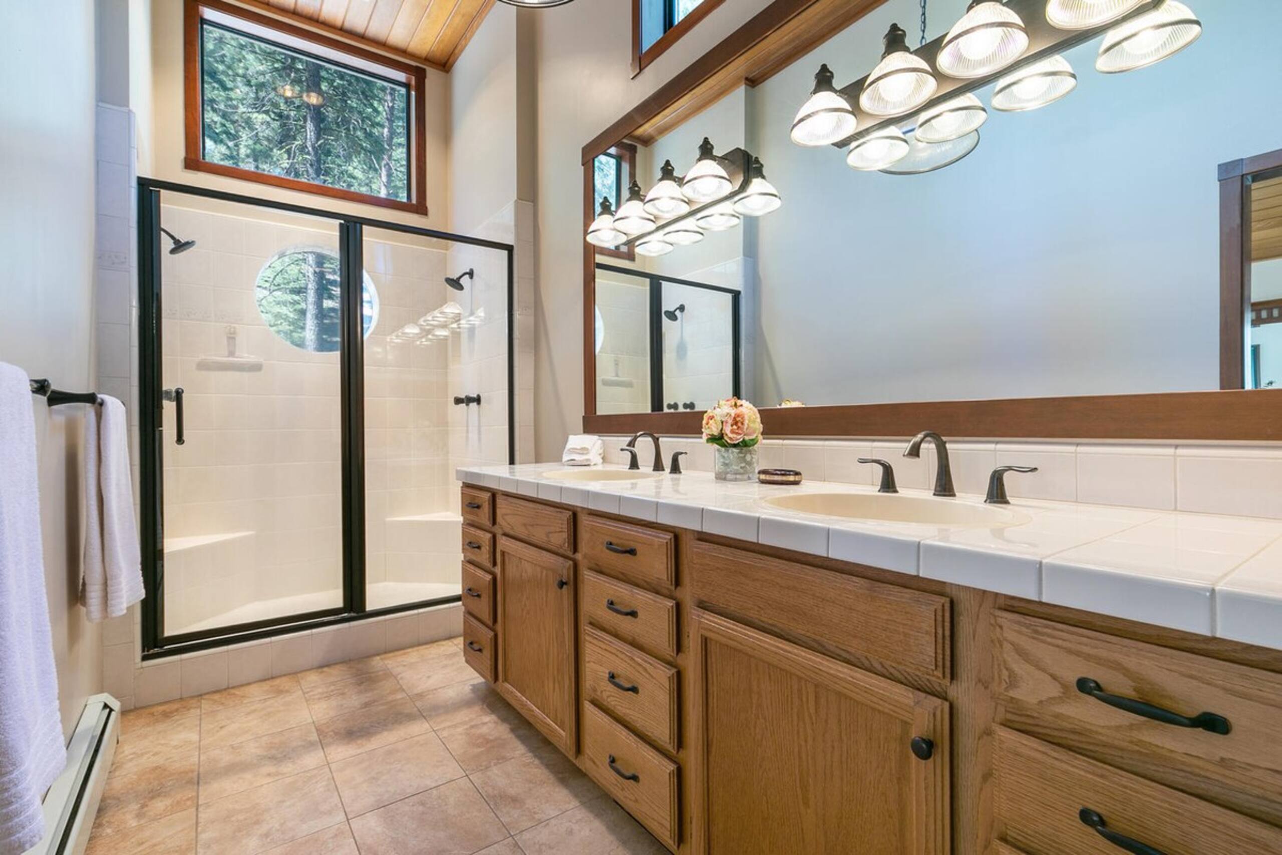 Basque Lodge - Ski Shuttle - Pet Friendly - HOA - Photo 14
