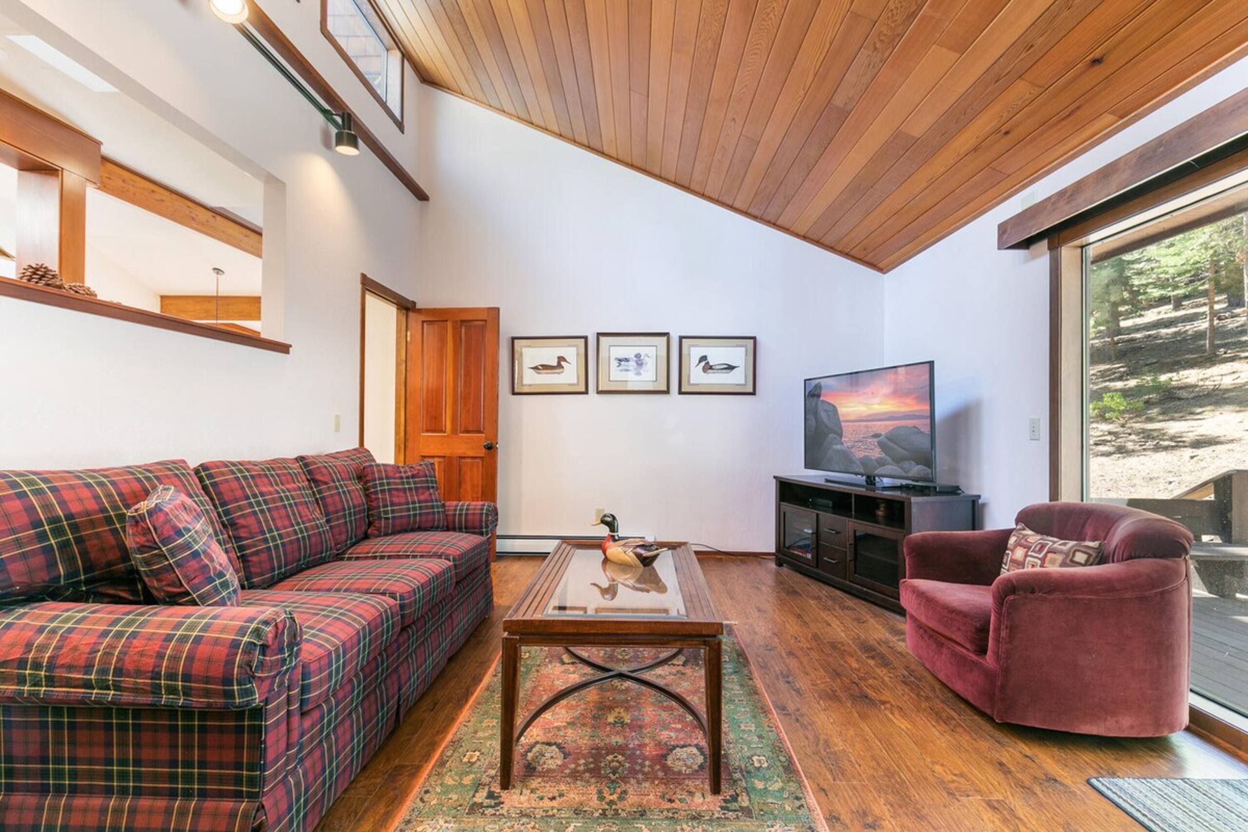 Basque Lodge - Ski Shuttle - Pet Friendly - HOA - Photo 10