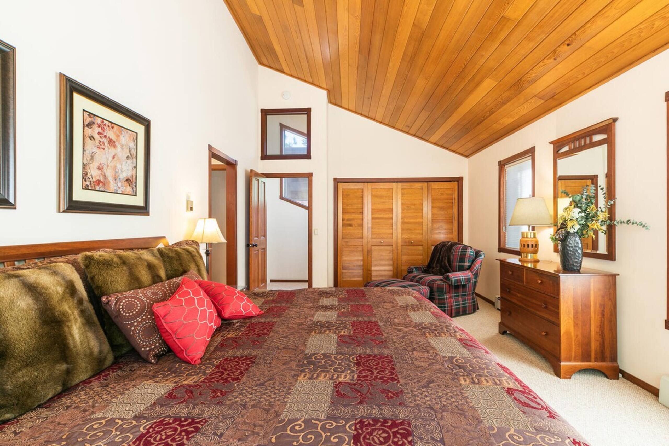 Basque Lodge - Ski Shuttle - Pet Friendly - HOA - Photo 12