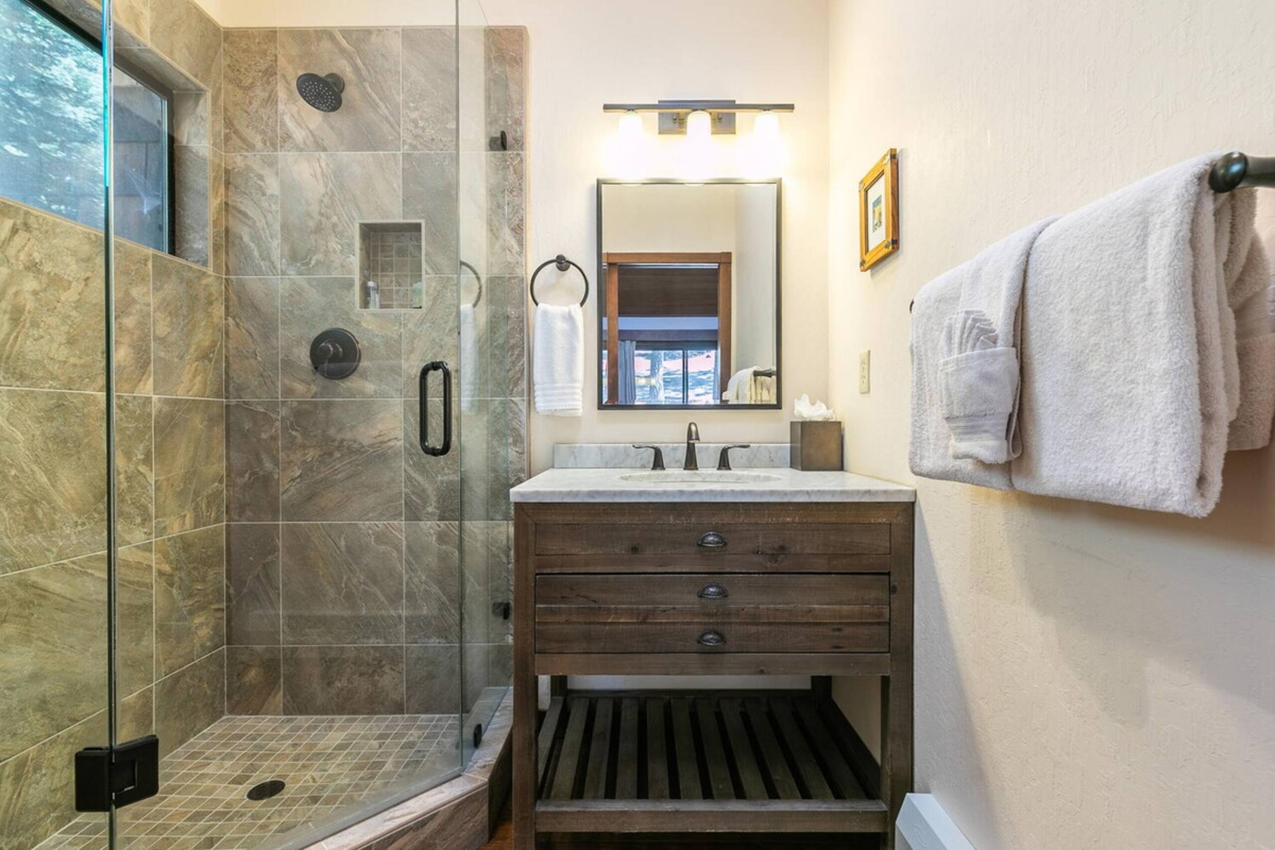 Basque Lodge - Ski Shuttle - Pet Friendly - HOA - Photo 21