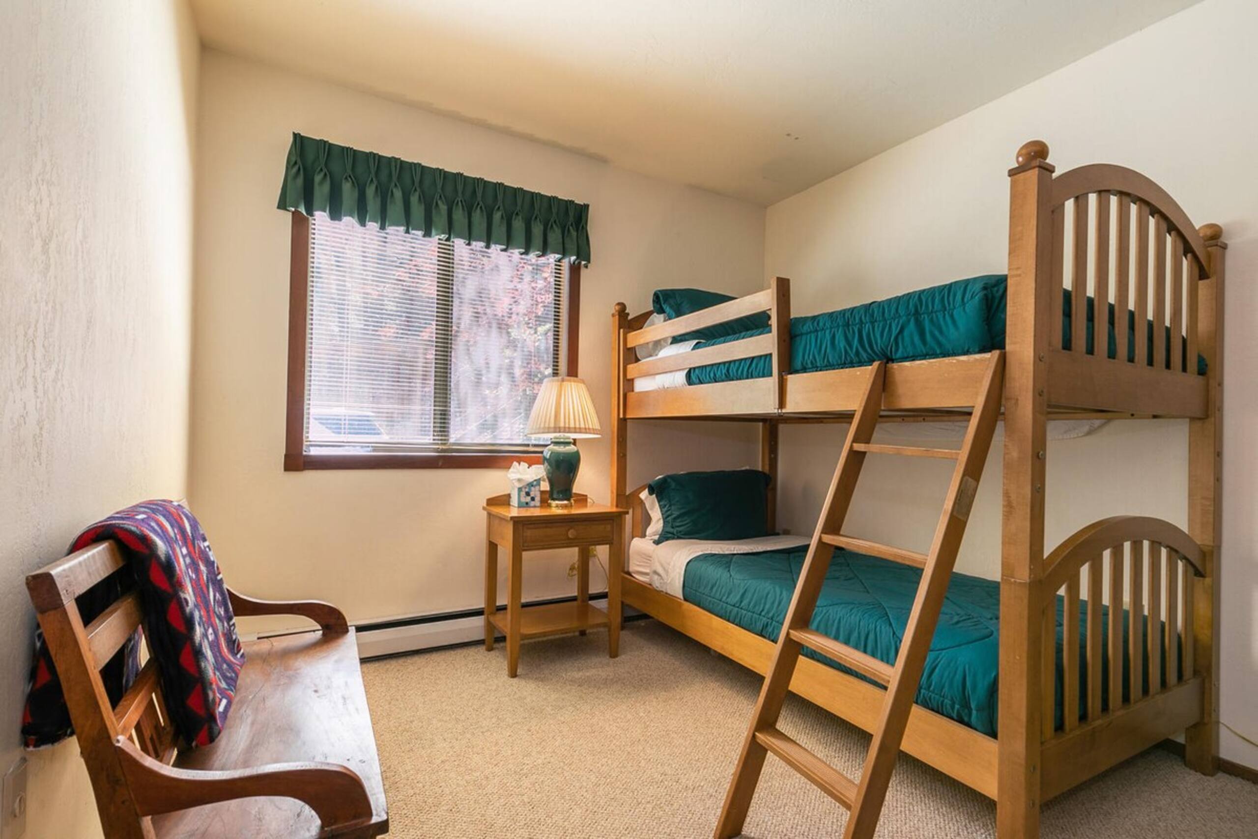 Basque Lodge - Ski Shuttle - Pet Friendly - HOA - Photo 20