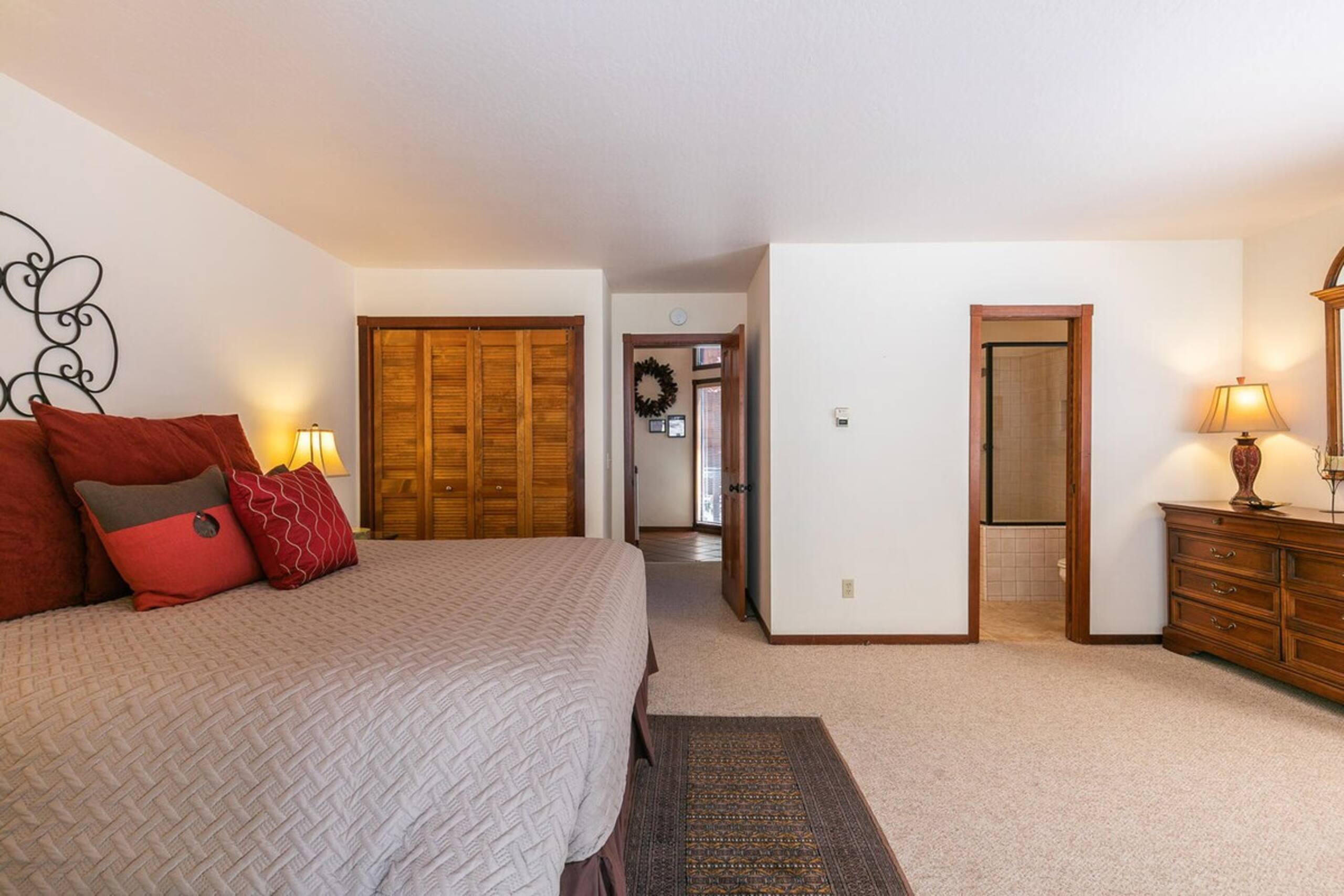 Basque Lodge - Ski Shuttle - Pet Friendly - HOA - Photo 15