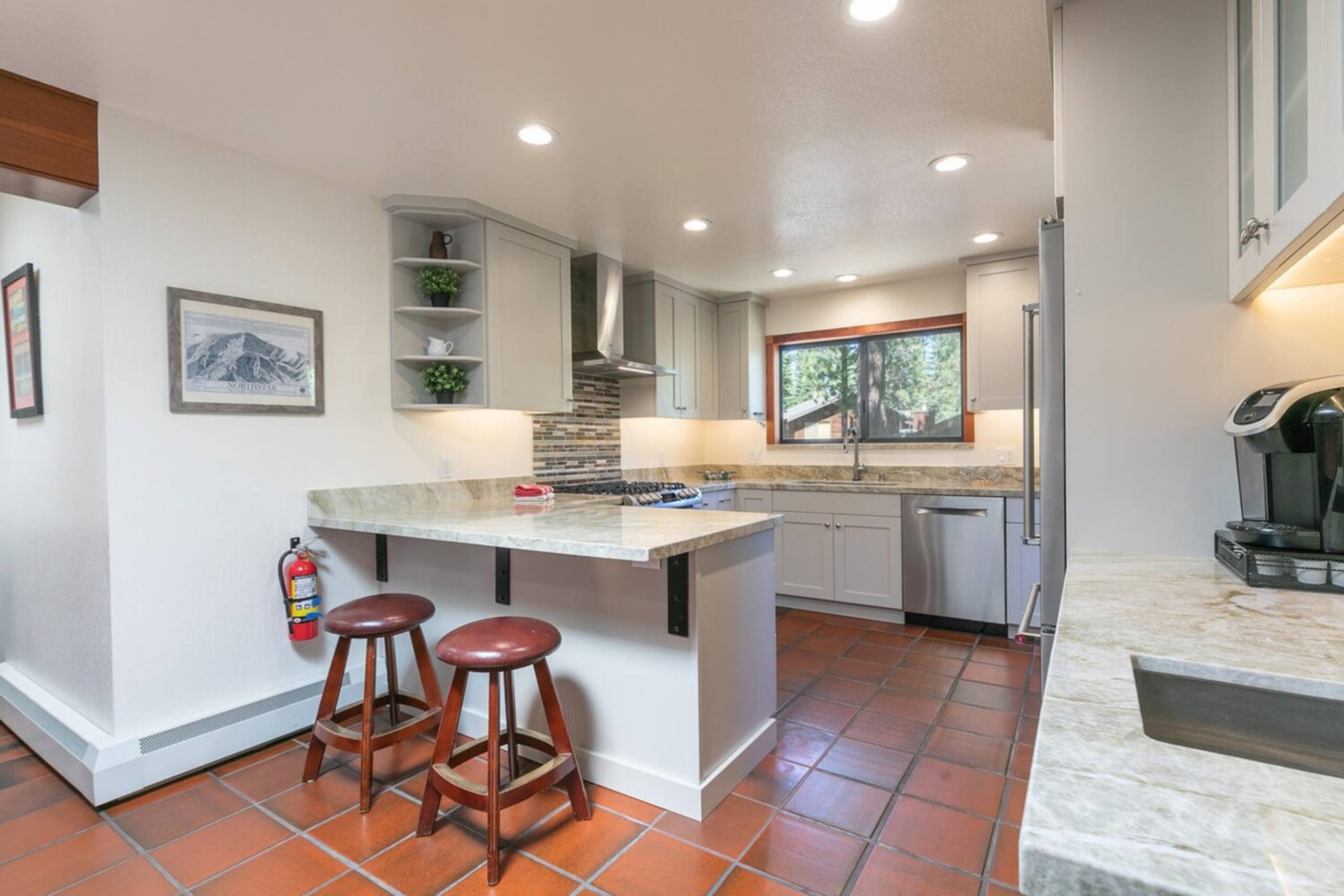 Basque Lodge - Ski Shuttle - Pet Friendly - HOA - Photo 8